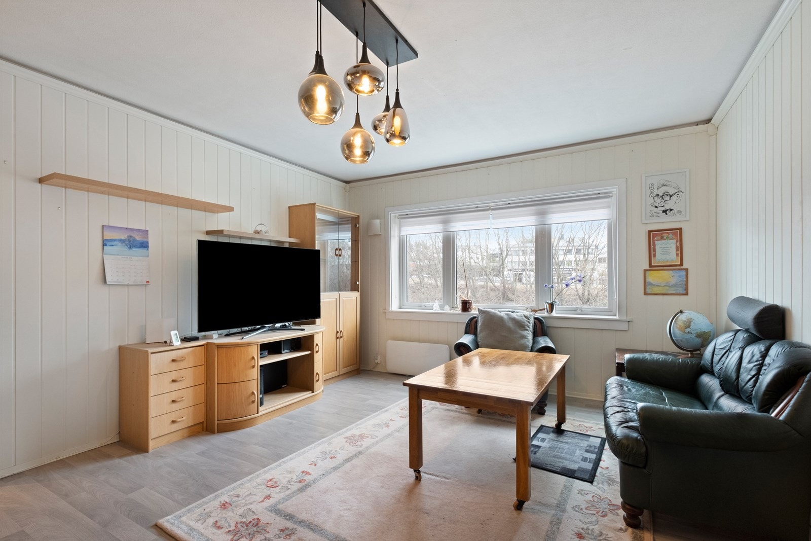 Romslig stue med mye naturlig lys Galleribilde