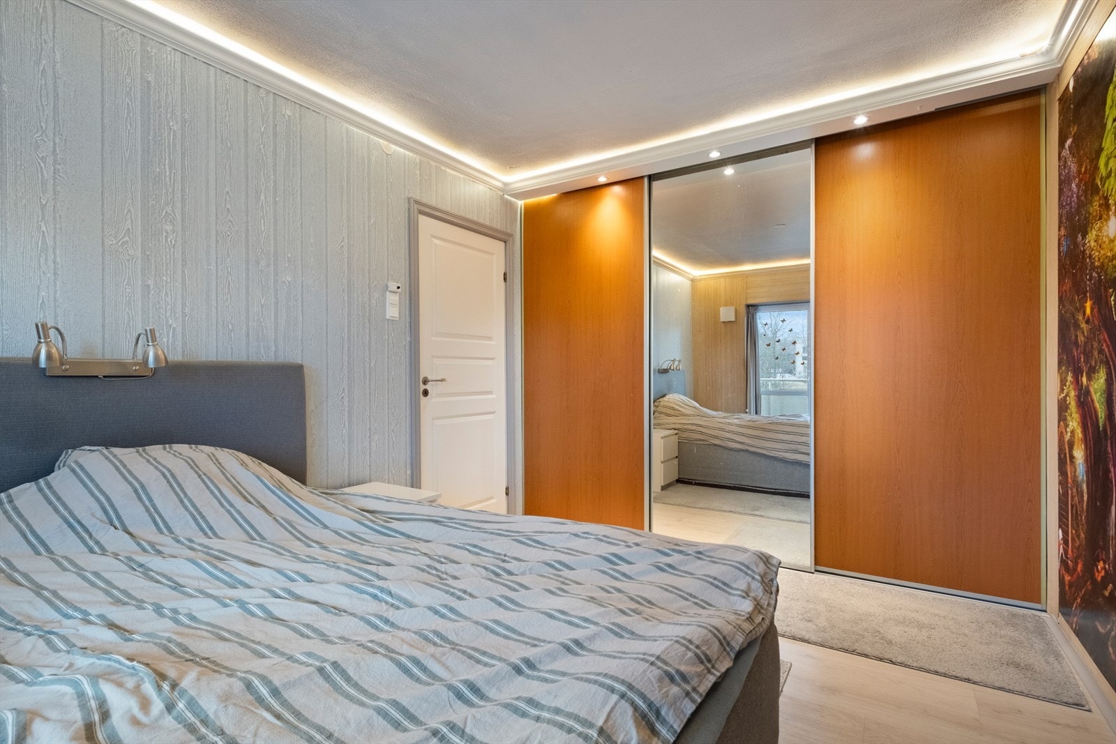 Romslig hovedsoverom med skyvedørsgarderobe Galleribilde