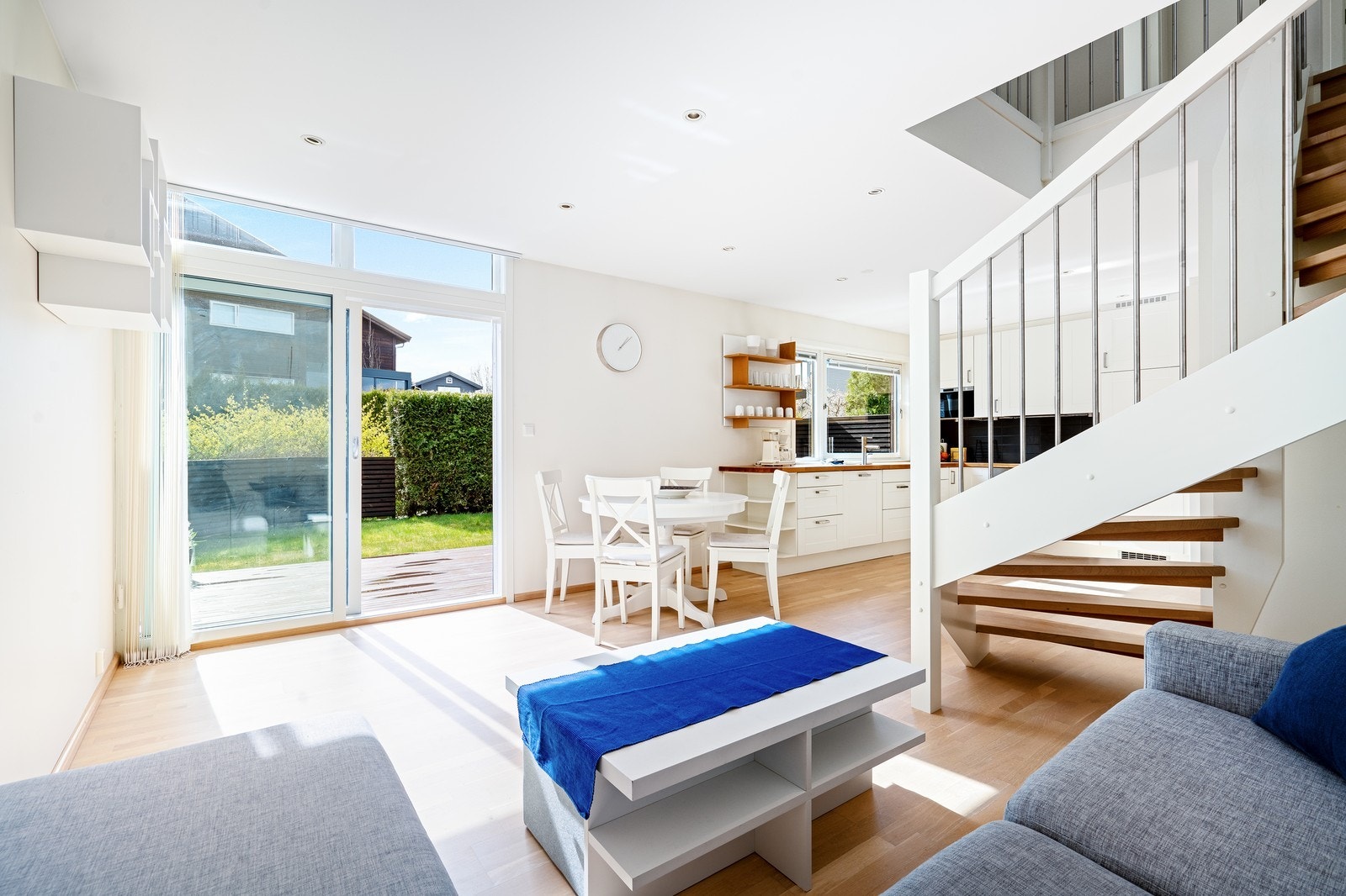 Stue med utgang til terrasse og hage Galleribilde