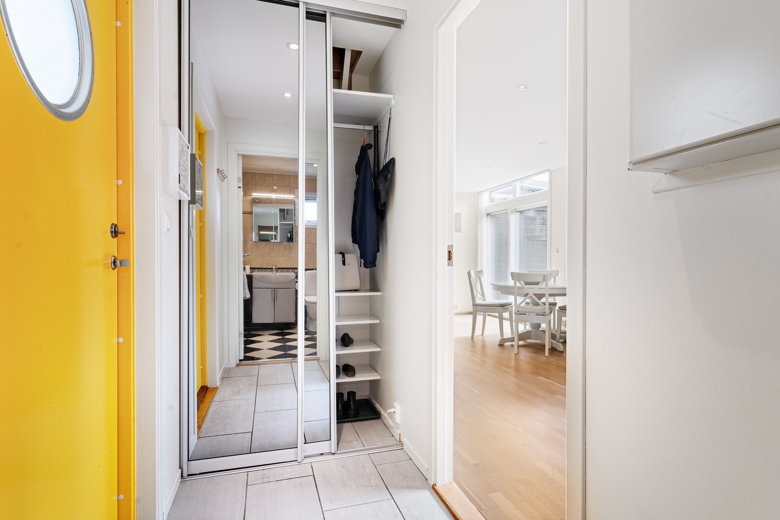 Entré med garderobe Galleribilde