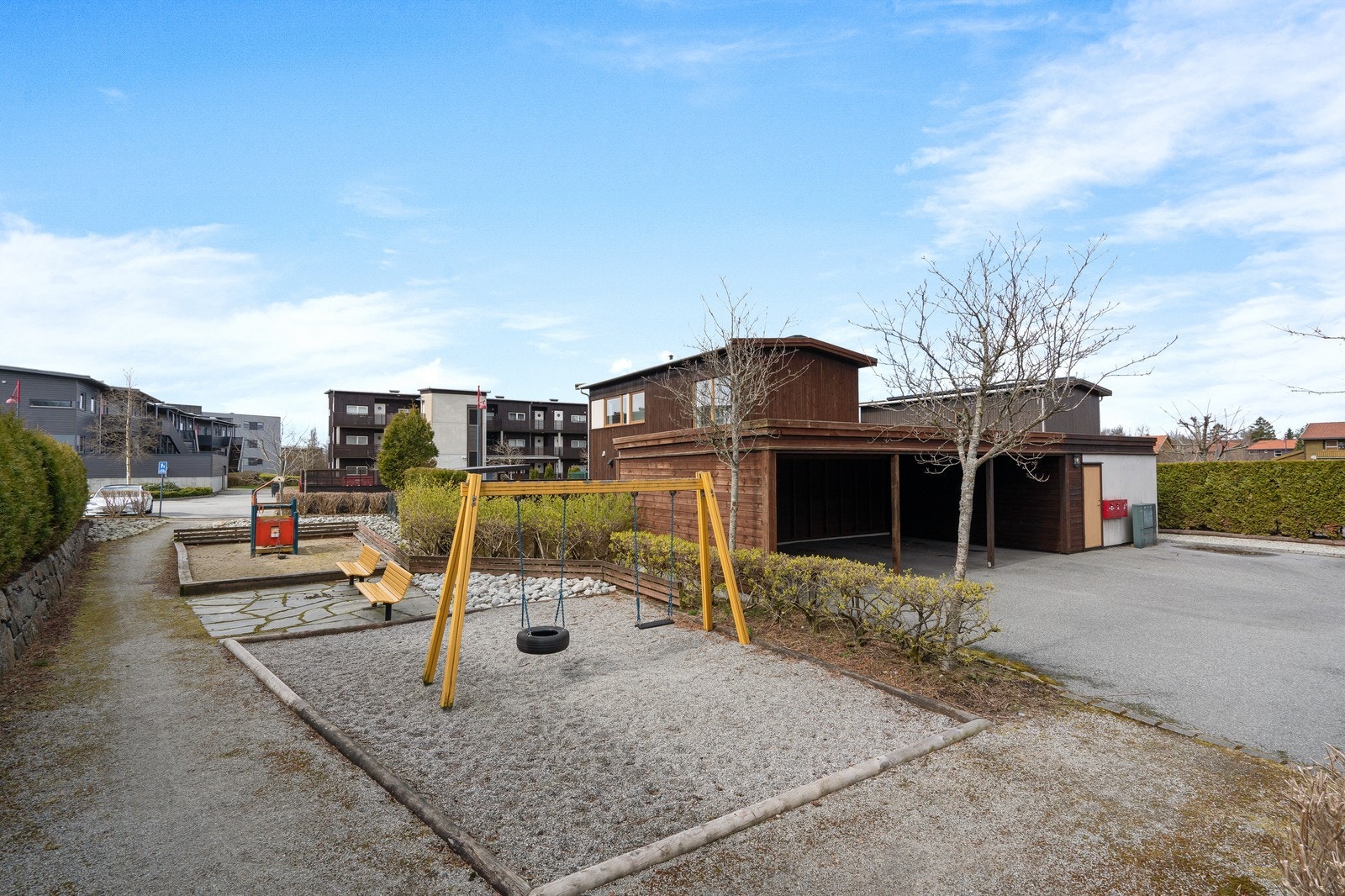 Lekeplass og carport Galleribilde