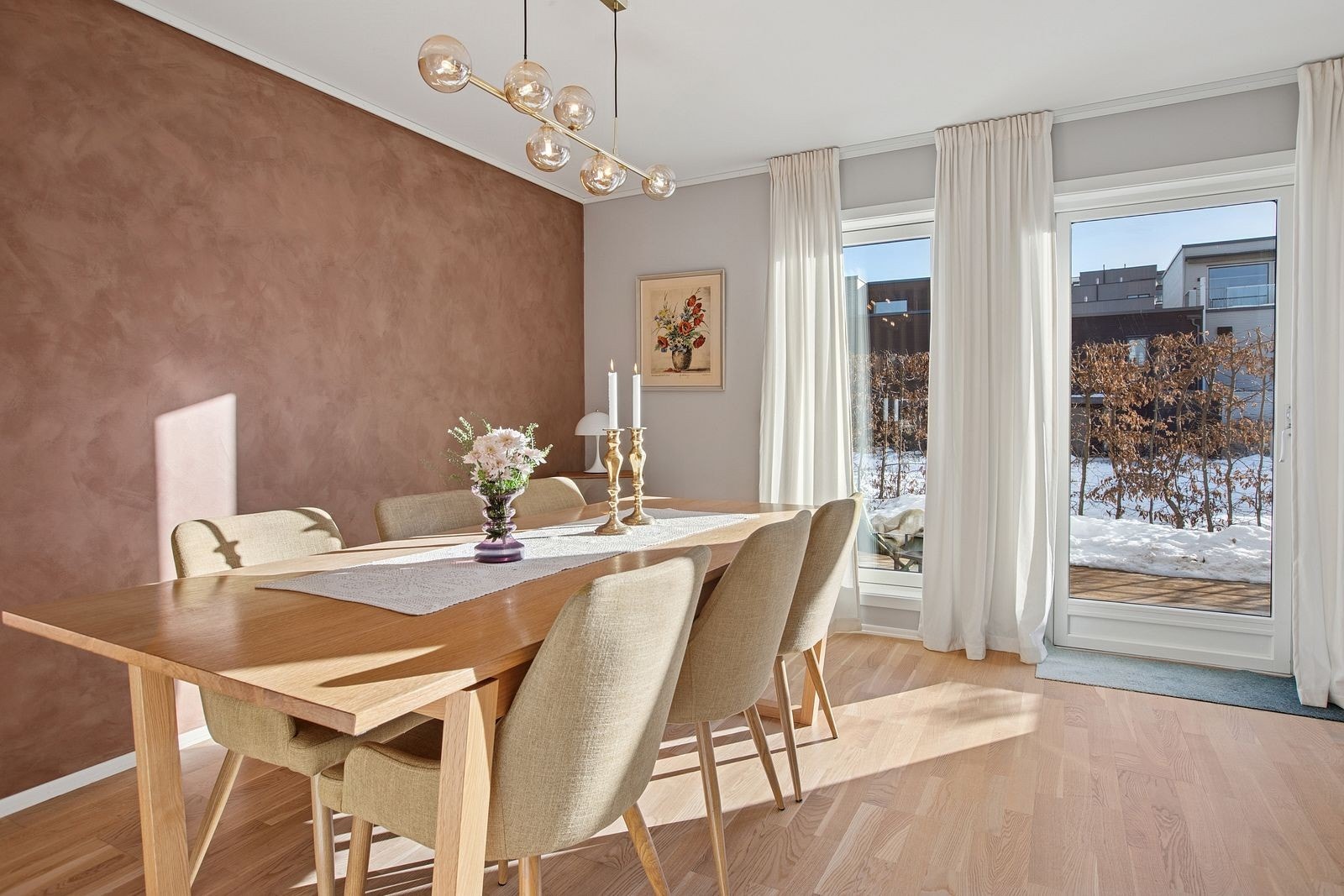 De mange og store vinduene slipper inn mye naturlig lys. Galleribilde