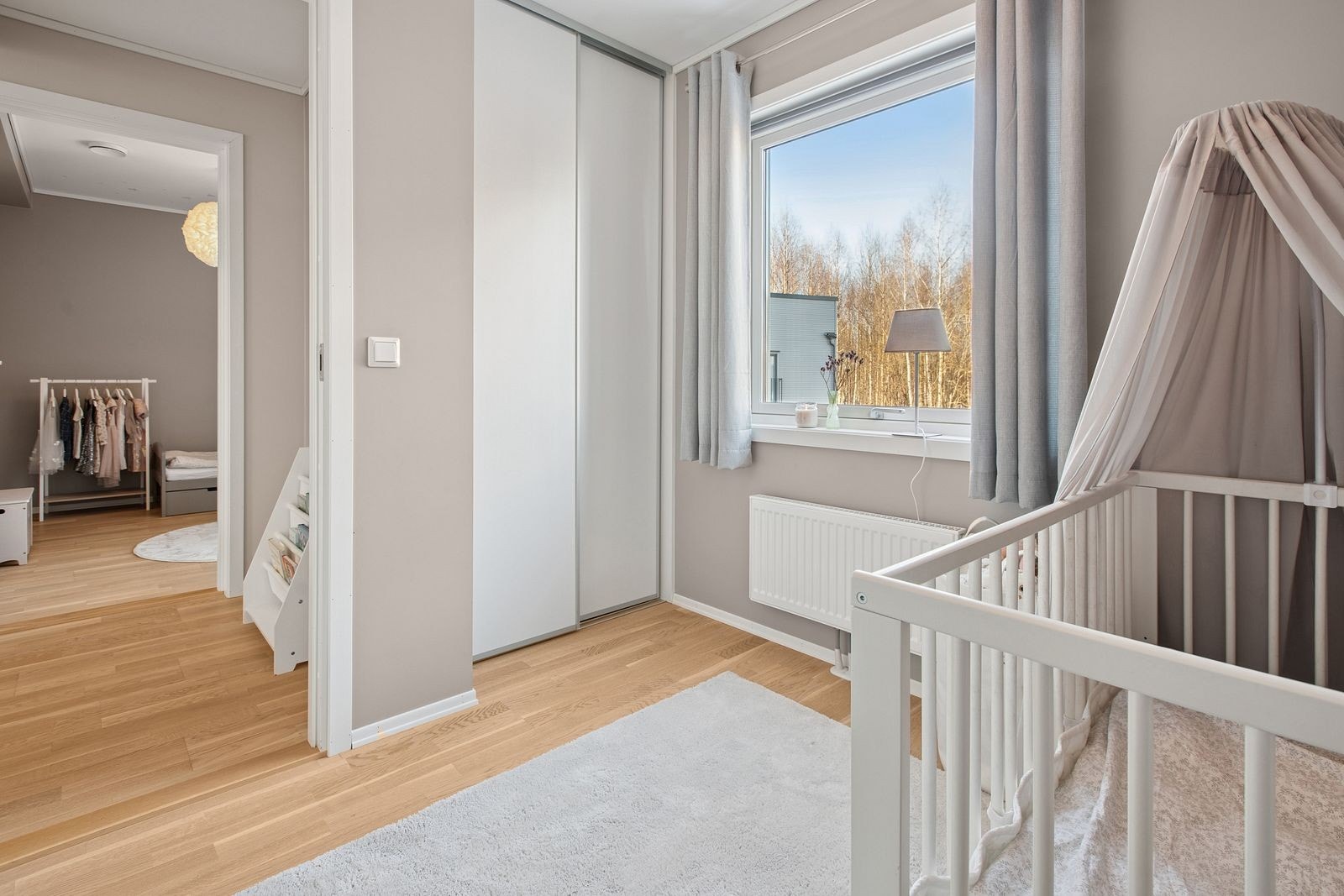 Det er installert en liten garderobe i hjørnet. Galleribilde