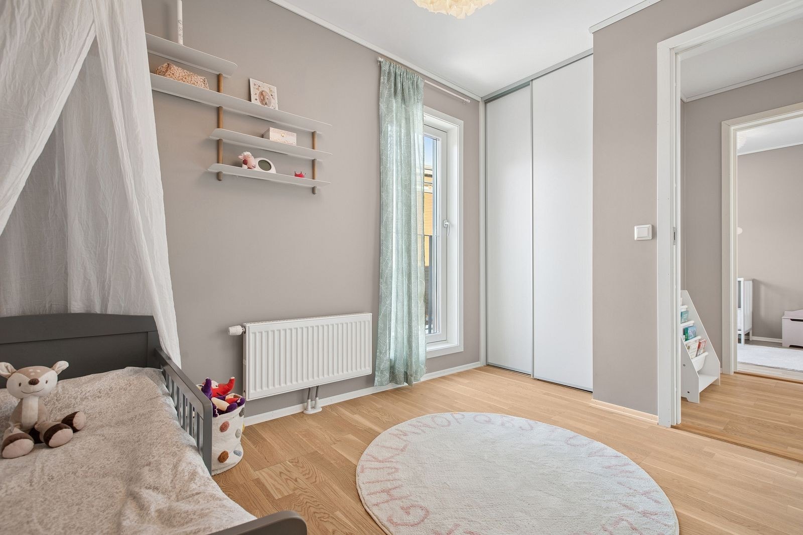 Garderobe og fransk balkong også her som hovedsoverommet. Galleribilde