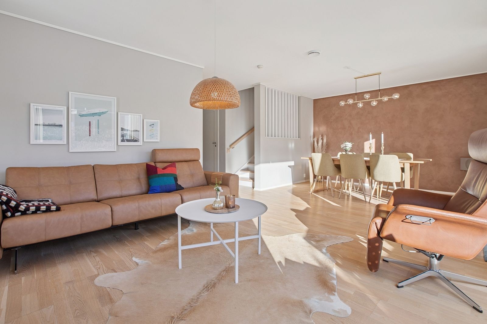 Stuen har lyse og moderne fargevalg, samt at det er vannbåren varme i hele første etasjen. Galleribilde