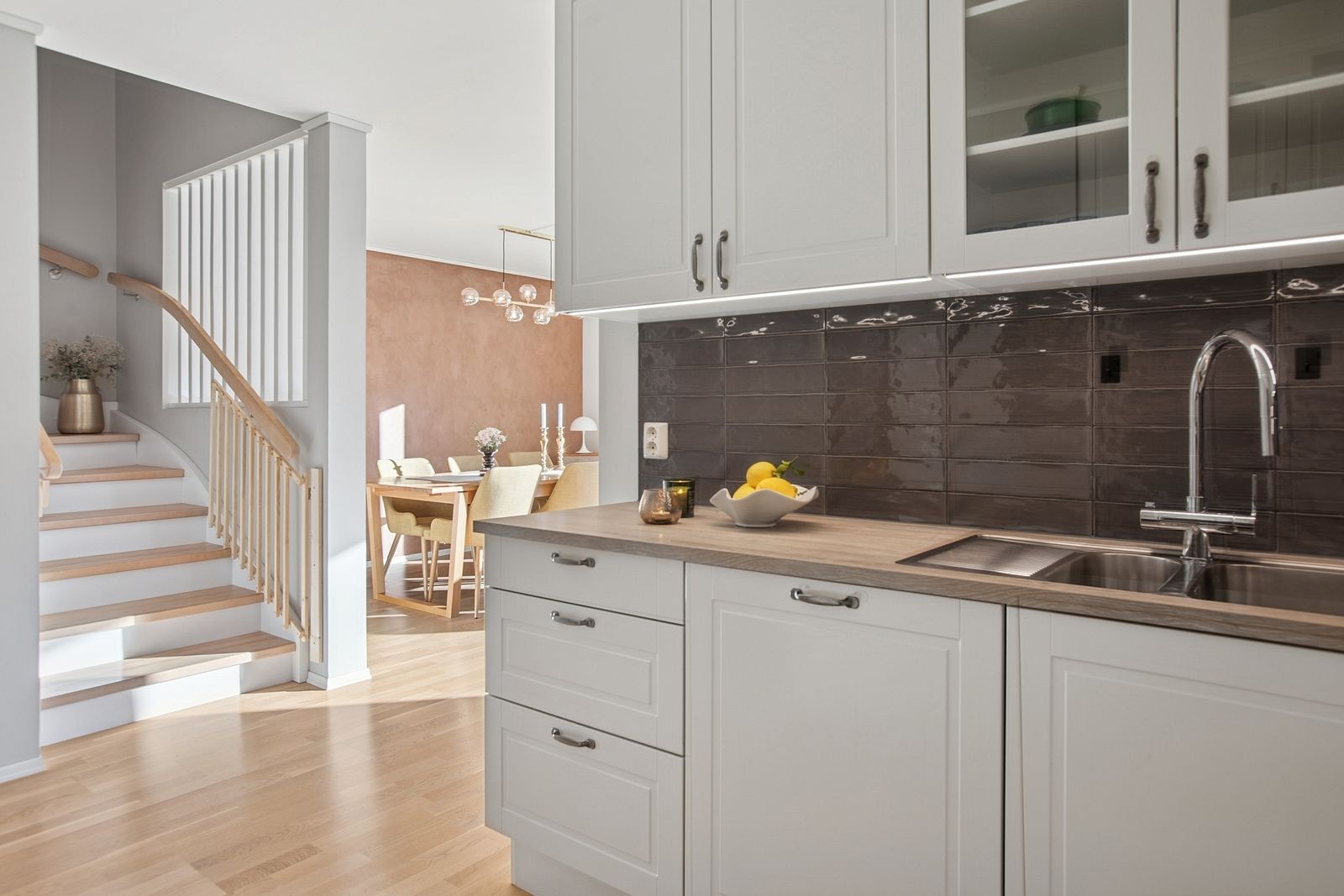 Litt adskilt, men fin overgang og syn ut til spisestuen fra kjøkkenet. Galleribilde