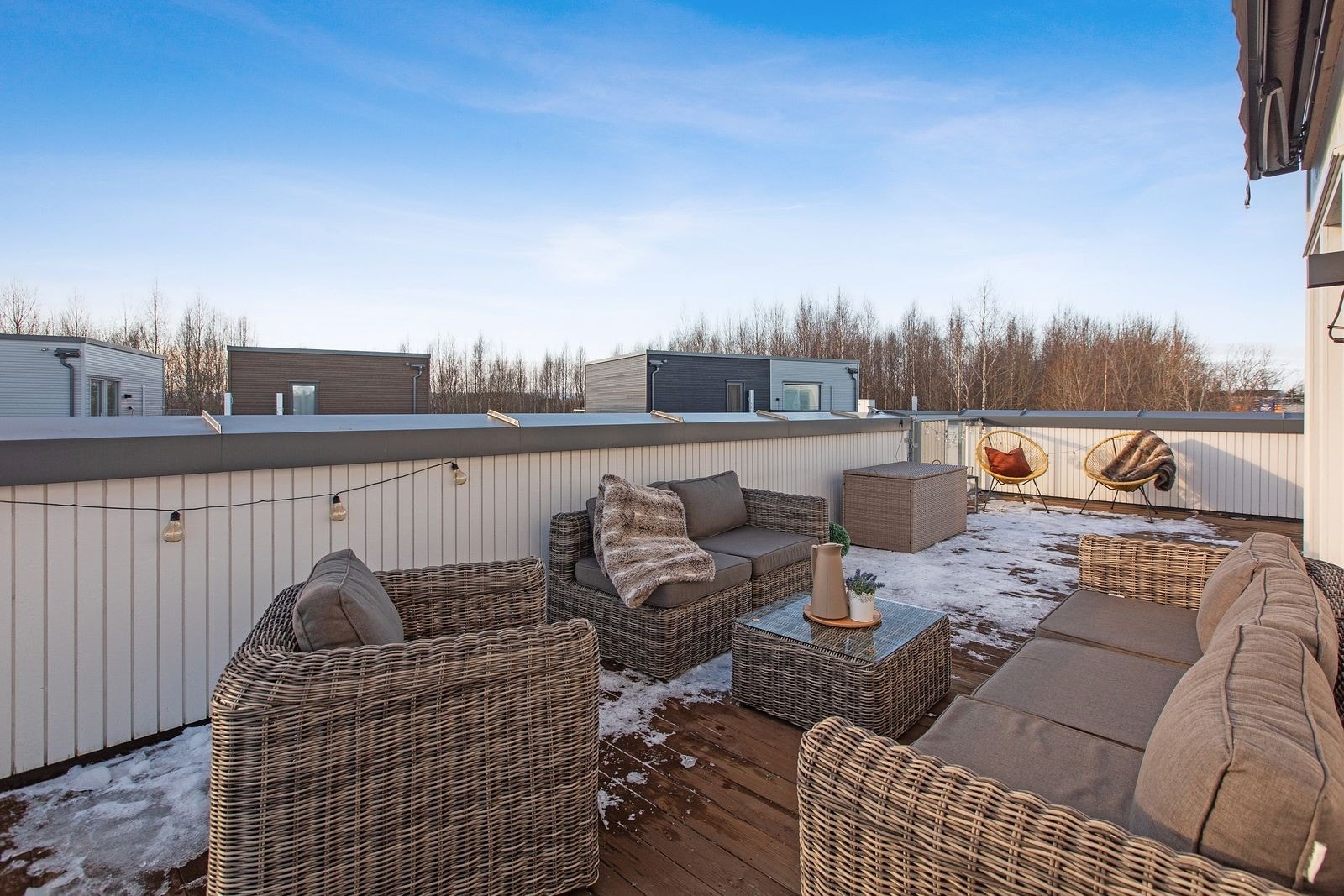 Godt skjermet med høye "vegger" rundt hele terrasseområdet. Galleribilde