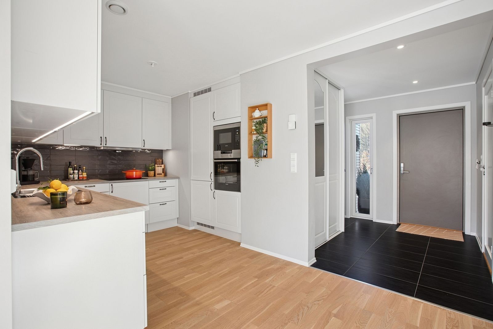 Kjøkkenet er delvis adskilt fra stuen og spiseområdet. Galleribilde