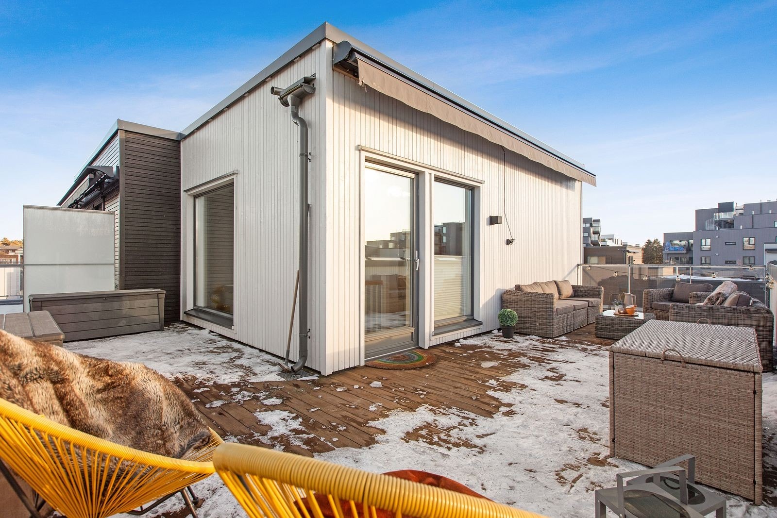 På veggen er det installert en massiv markise som sørger for tak over hodet dersom nødvendig. Galleribilde