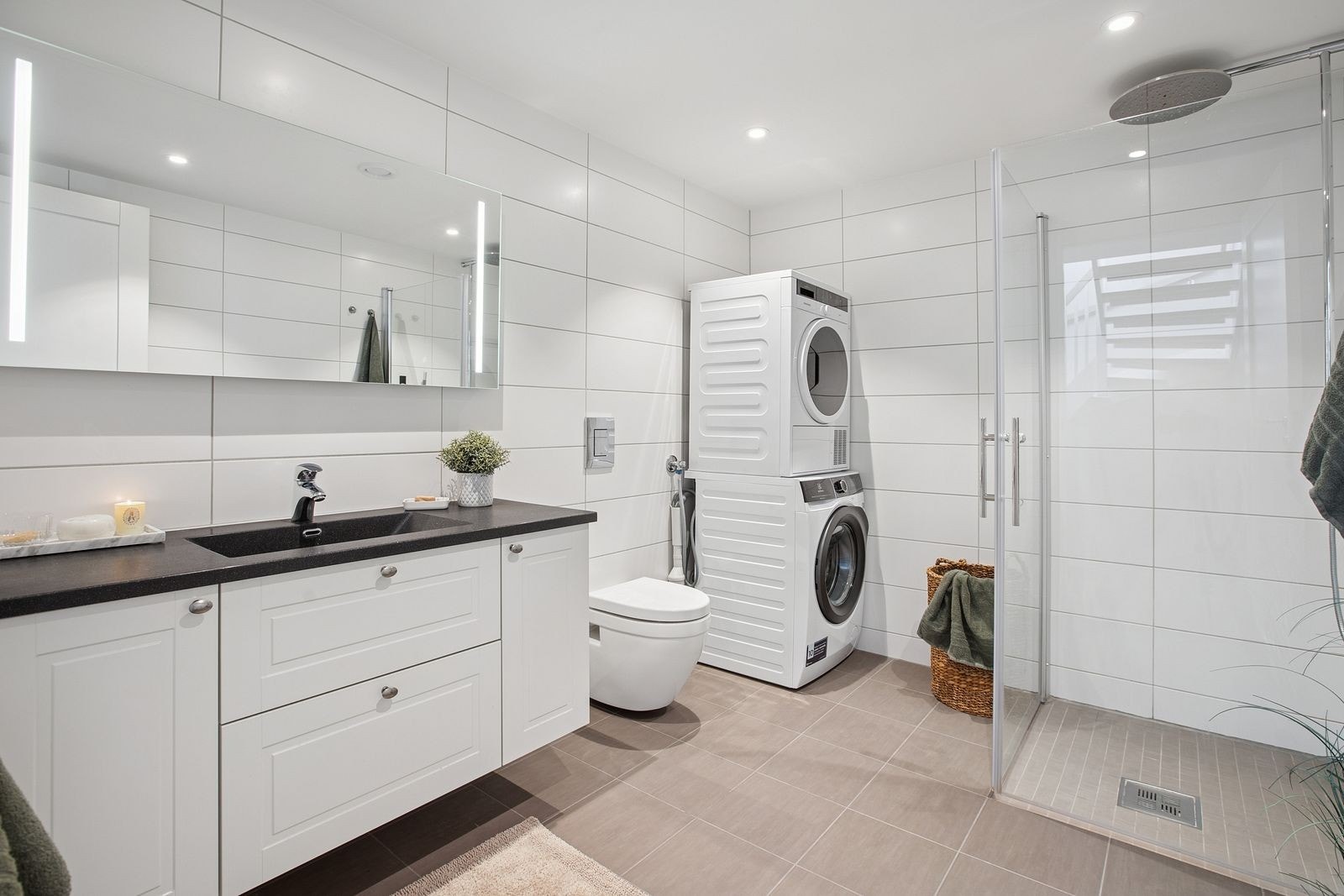 Badet her oppe er stort og har plass til det man behøver. Galleribilde