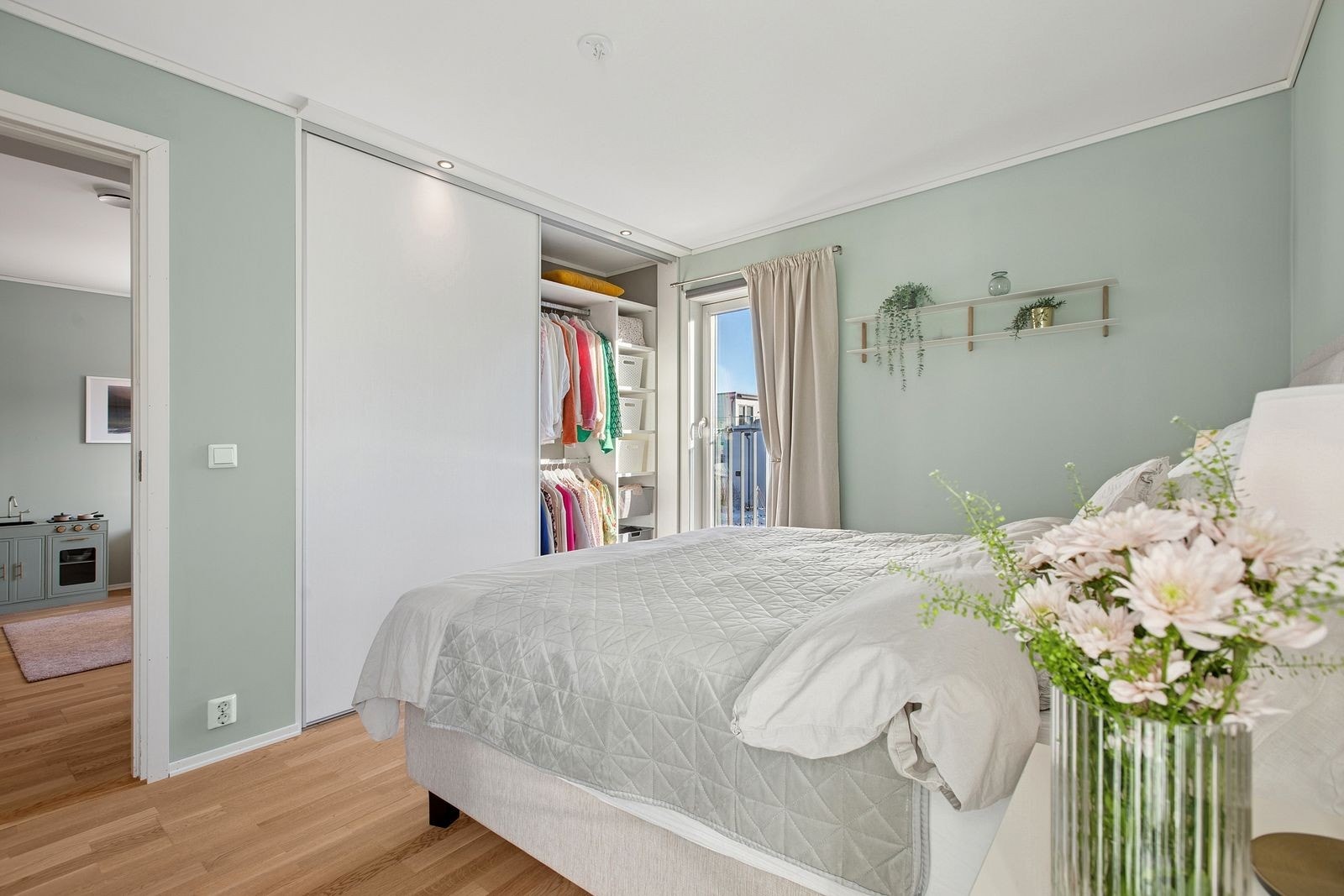 Her er det installert en stor skyvedørsgarderobe med spotter over. Galleribilde