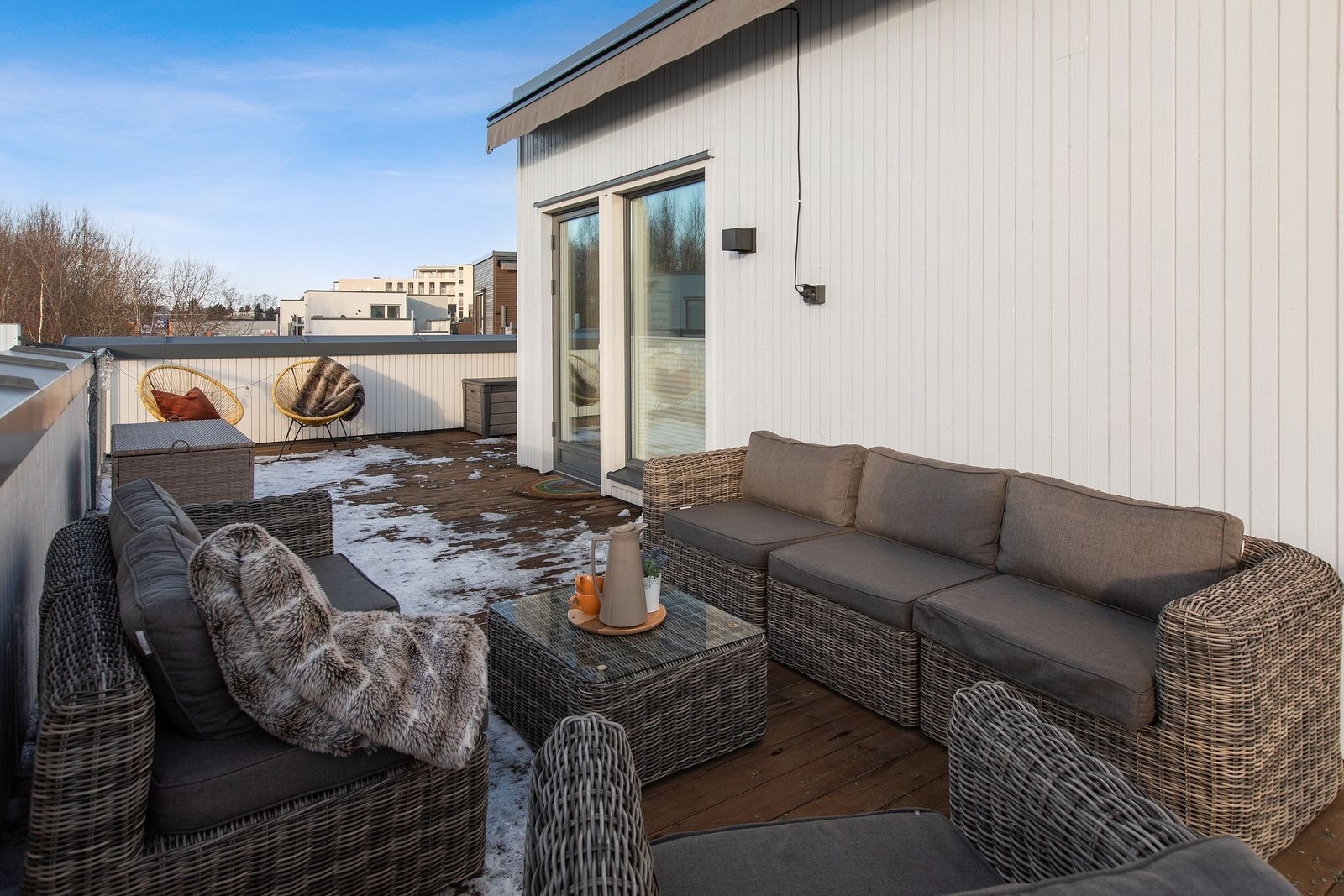 Denne strekker seg delvis rundt på framsiden av boligen. Galleribilde