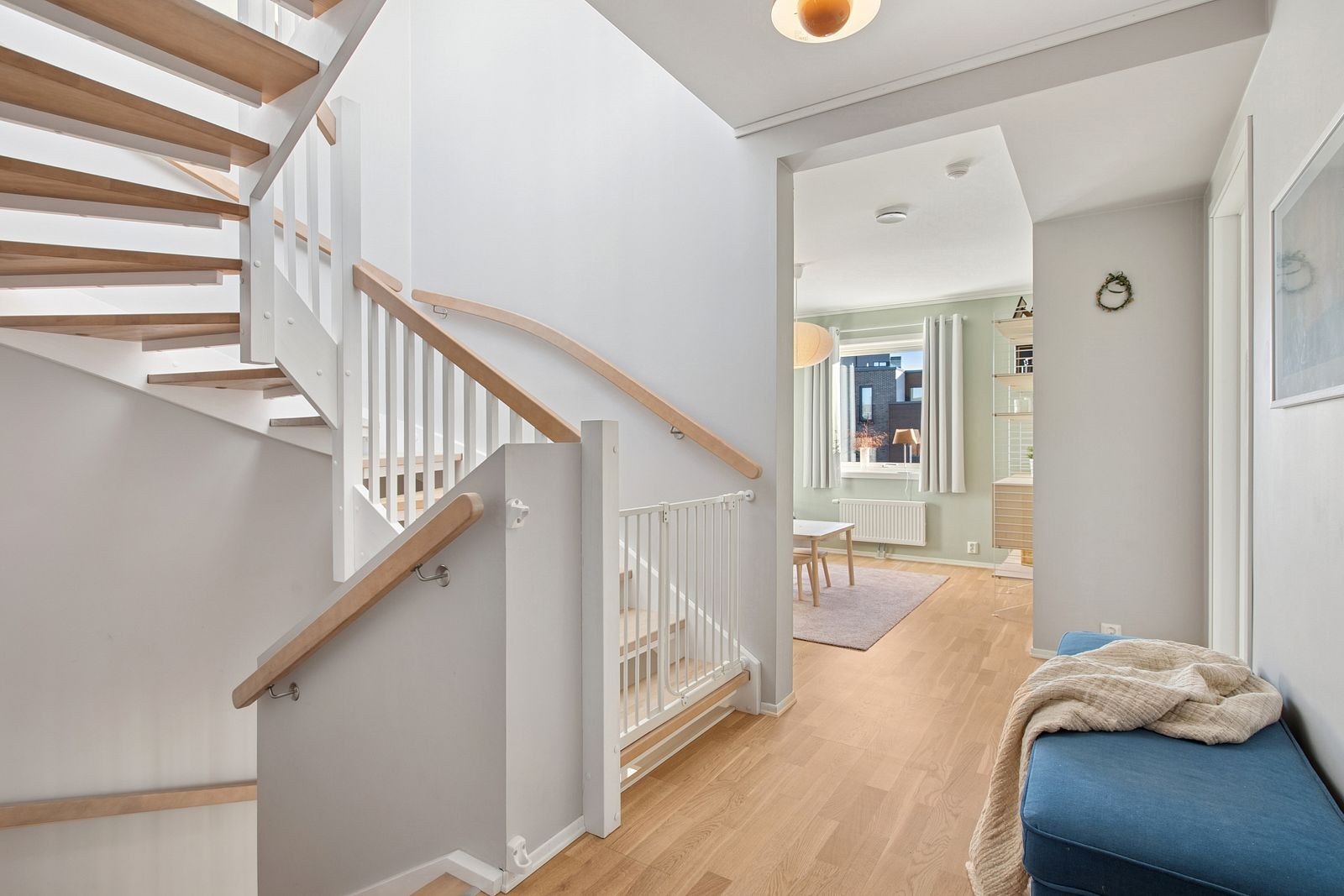 Oppe i 2 .etg er stue nummer 2 og boligens 3 soverom. Galleribilde