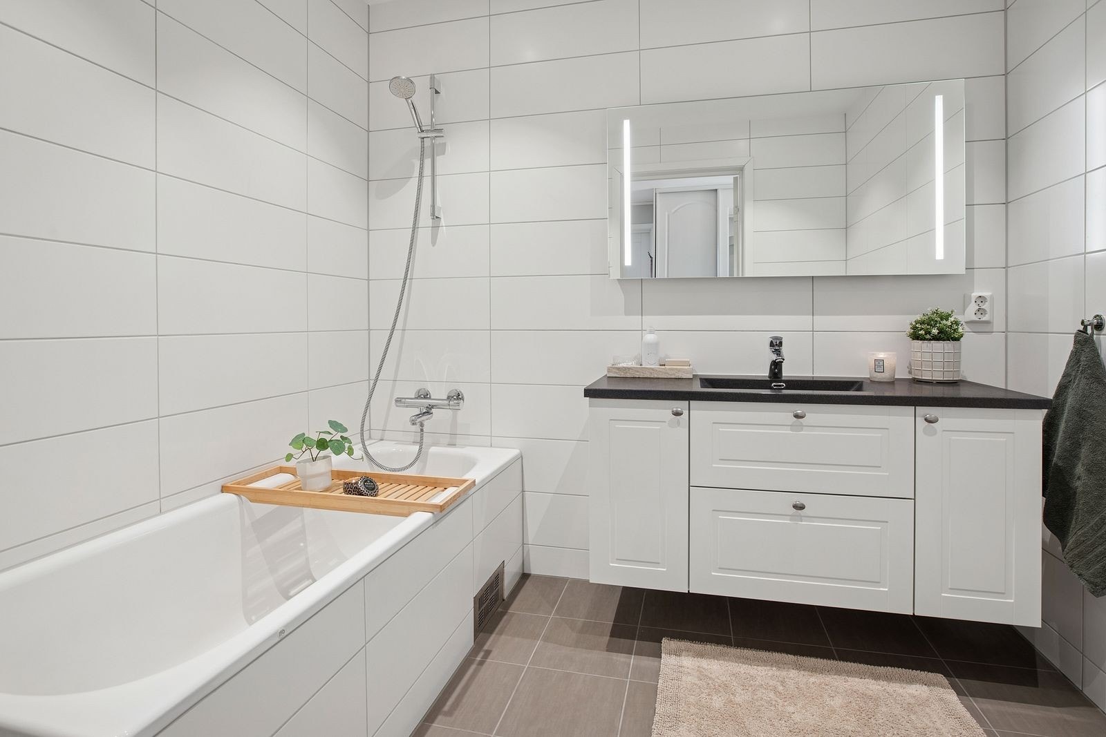 Badet i 1. etasjen har moderne innredning og badekar. Her er det elektriske varmekabler. Galleribilde