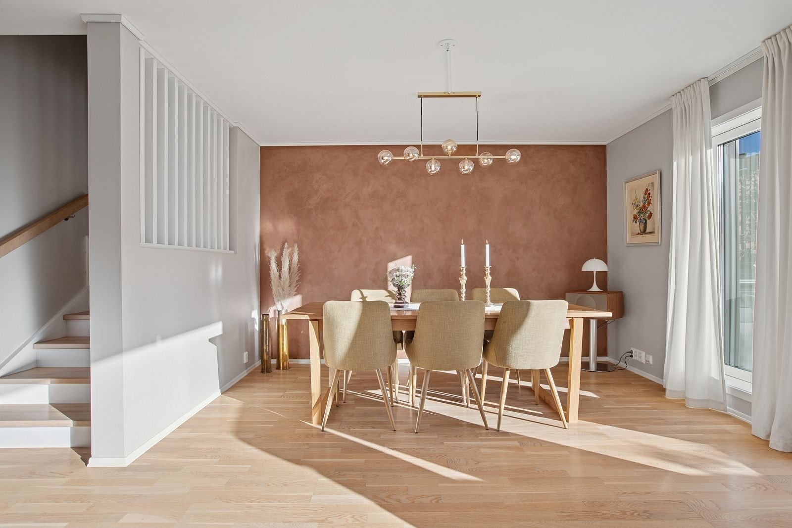 Tilbaketrukket og koselig spisestue med lekker kontrastvegg i bakkant. Galleribilde
