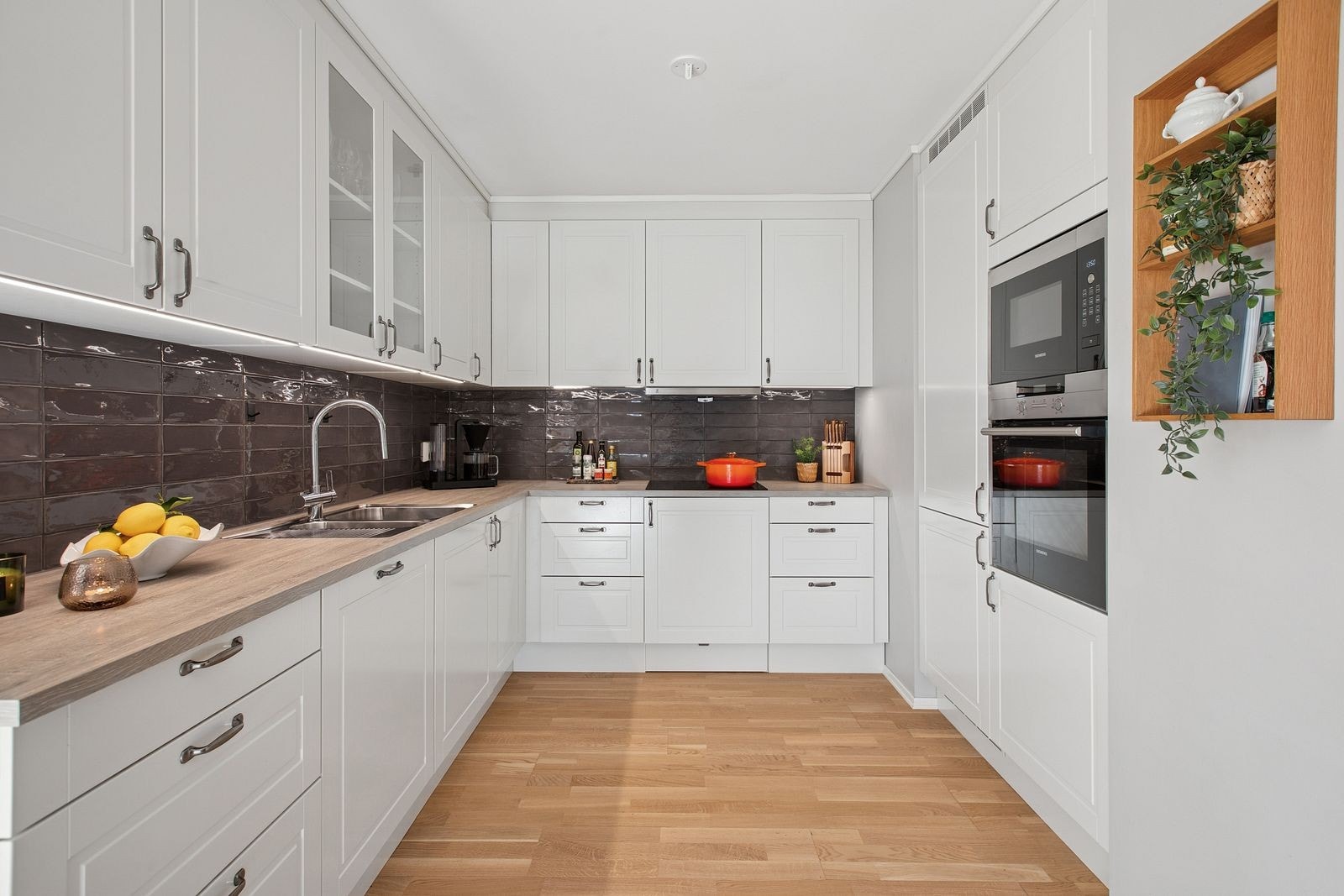 Her er alle hvitevarer integrerte og det bugner av skap- og benkeplass her. Galleribilde