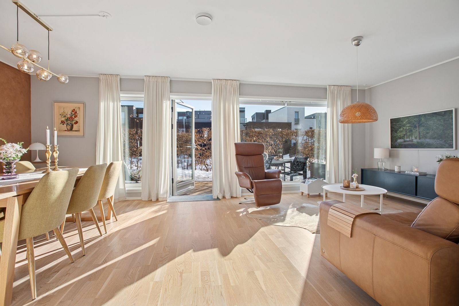 Velkommen til Langbråten 109 - et moderne og lekkert enderekkehus over 3 plan og 2 p-plasser. Galleribilde