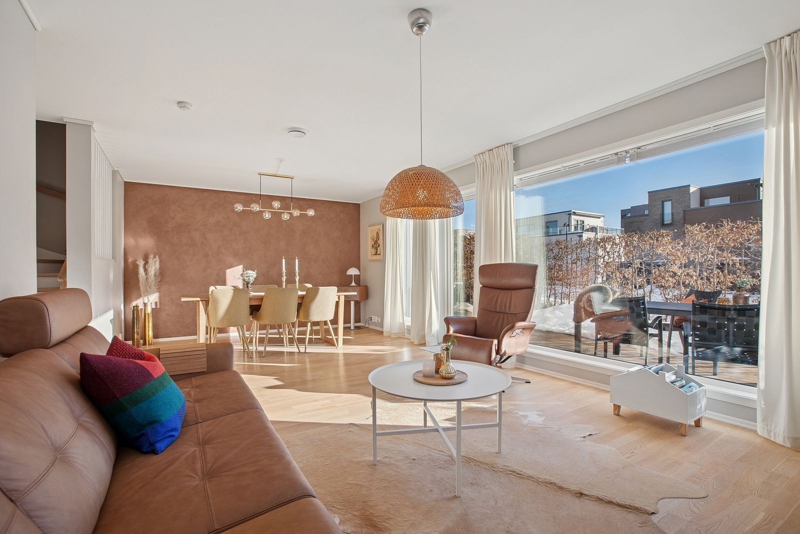 Stuen har utgang til en romslig og solrik terrasse omkranset av en hekk. Galleribilde