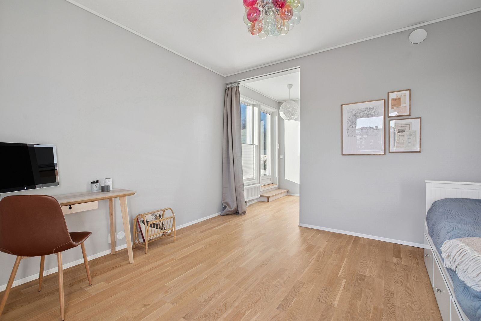 Her er det ikke noe dør, men forheng. Utgang til stor takterrasse fra trappegangen. Galleribilde