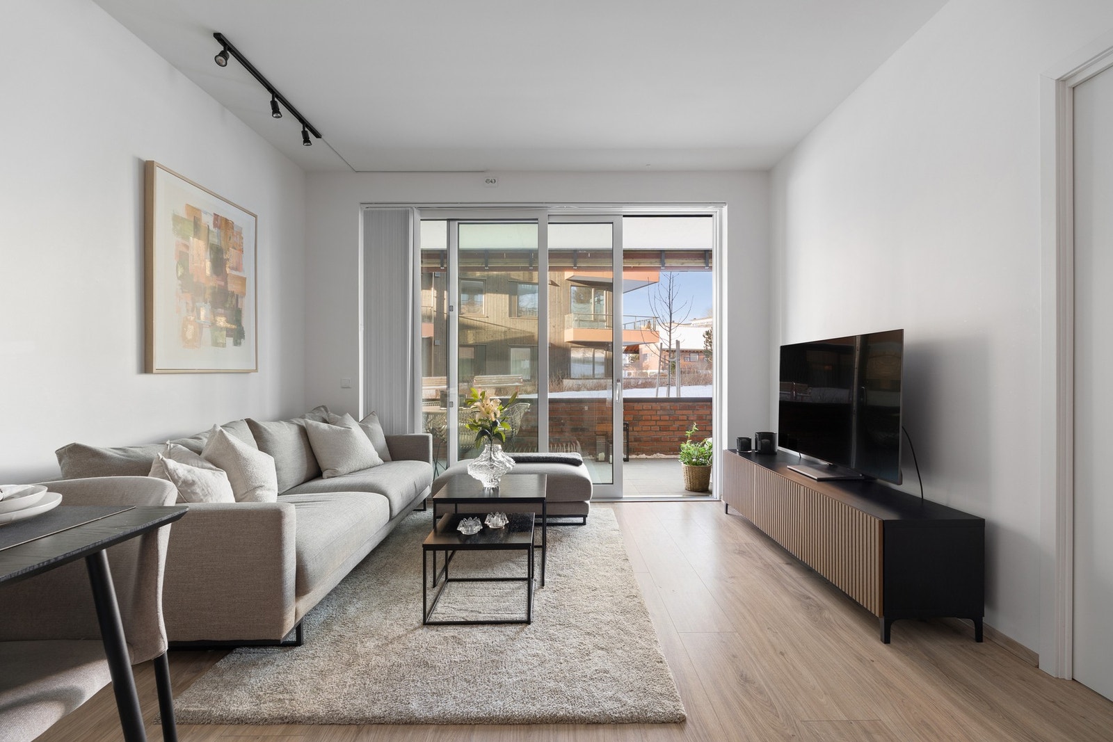 God takhøyde som bidrar til en åpen og luftig atmosfære. Galleribilde