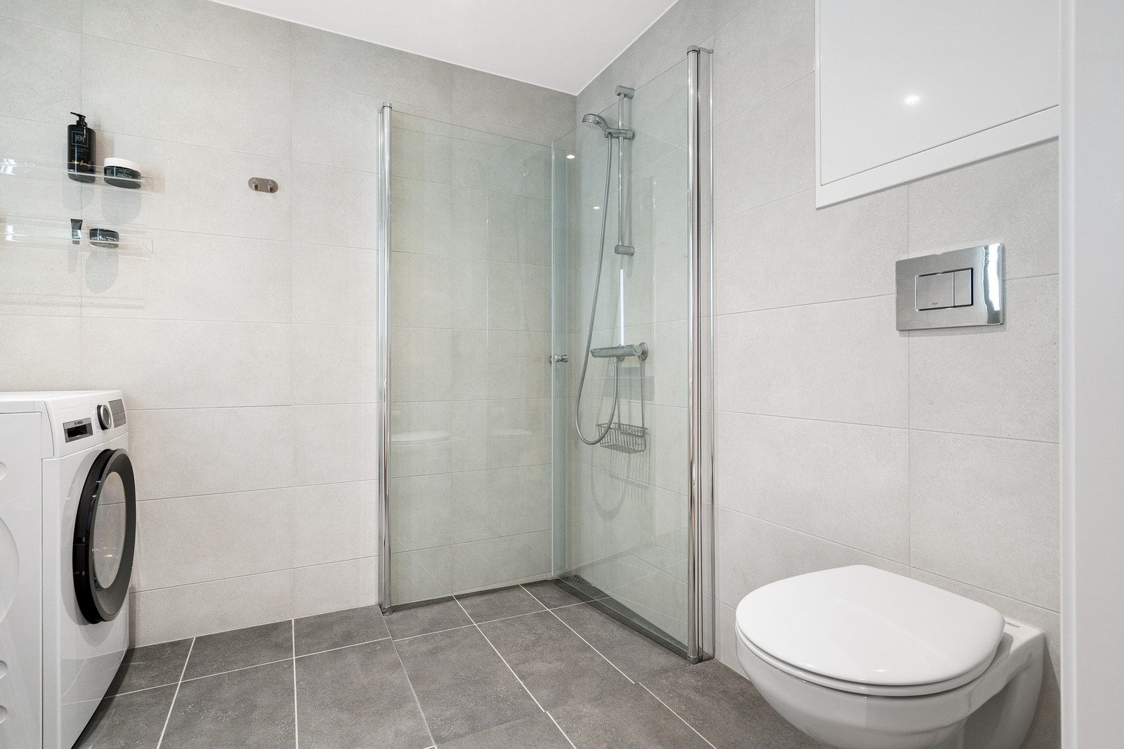 Badet har opplegg for vaskemaskin. Det er også plass til tørketrommel ved behov. Galleribilde