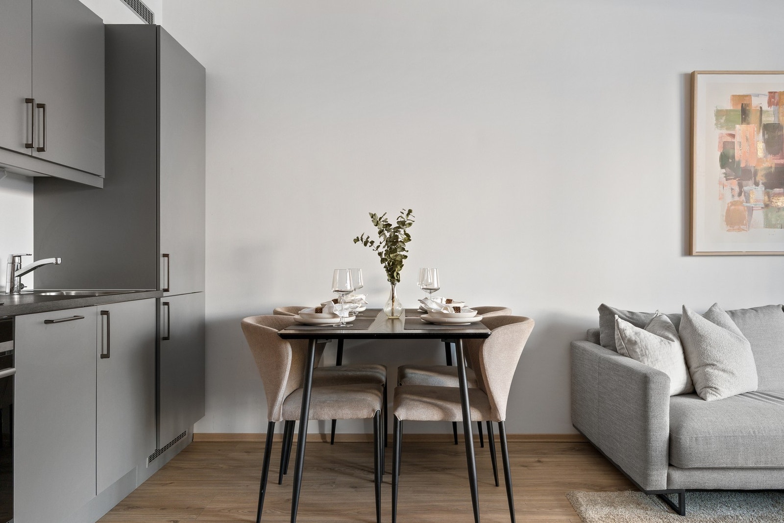 Det er god plass til et hyggelig spisebord mellom stua og kjøkkenet. Galleribilde