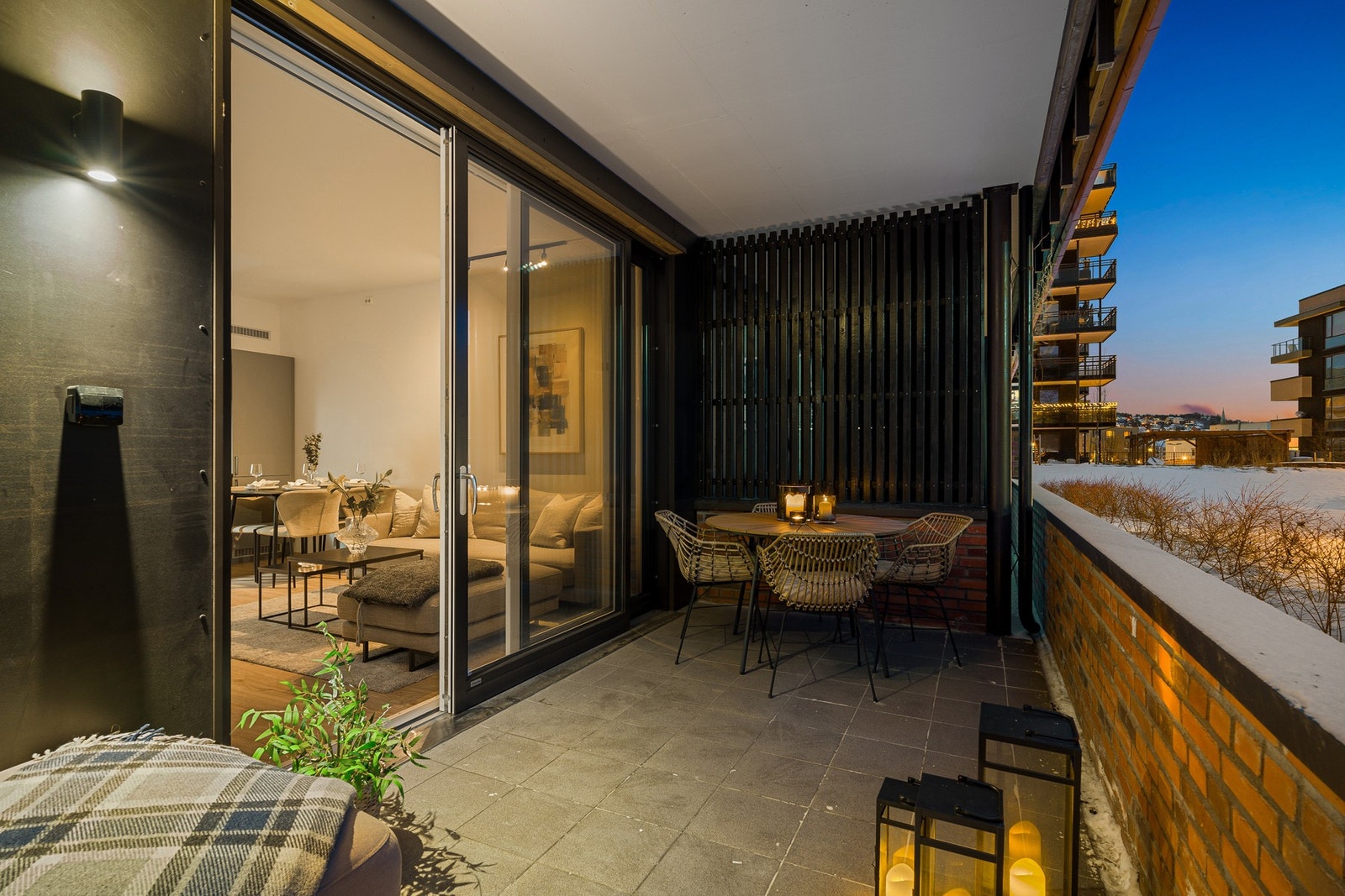 På varme sommerdager føles terrassen som en forlengelse av stuen. Galleribilde