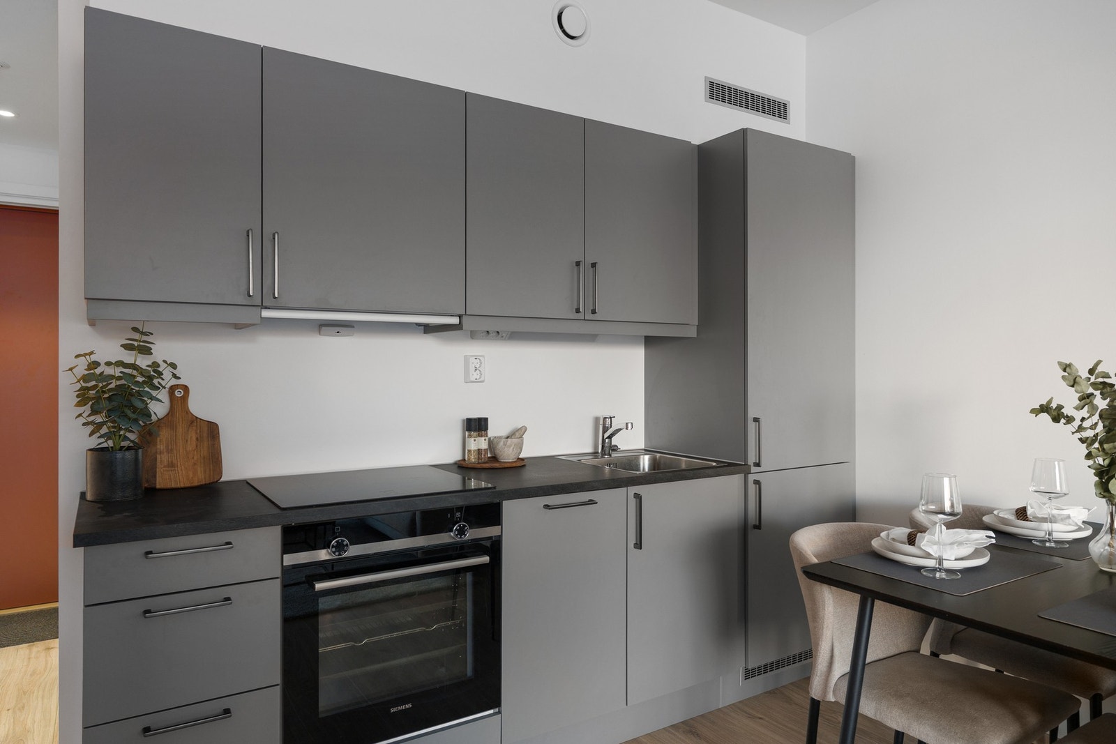 Tidsriktig og moderne kvalitetskjøkken fra HTH med avtrekk via balansert ventilasjon. Galleribilde