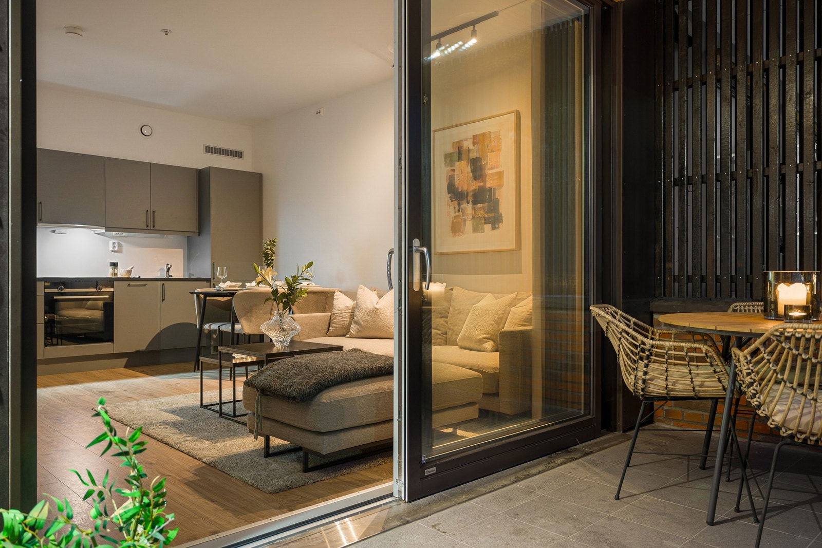 Fra stua har man utgang til vestvendt terrasse med gode solforhold. Galleribilde