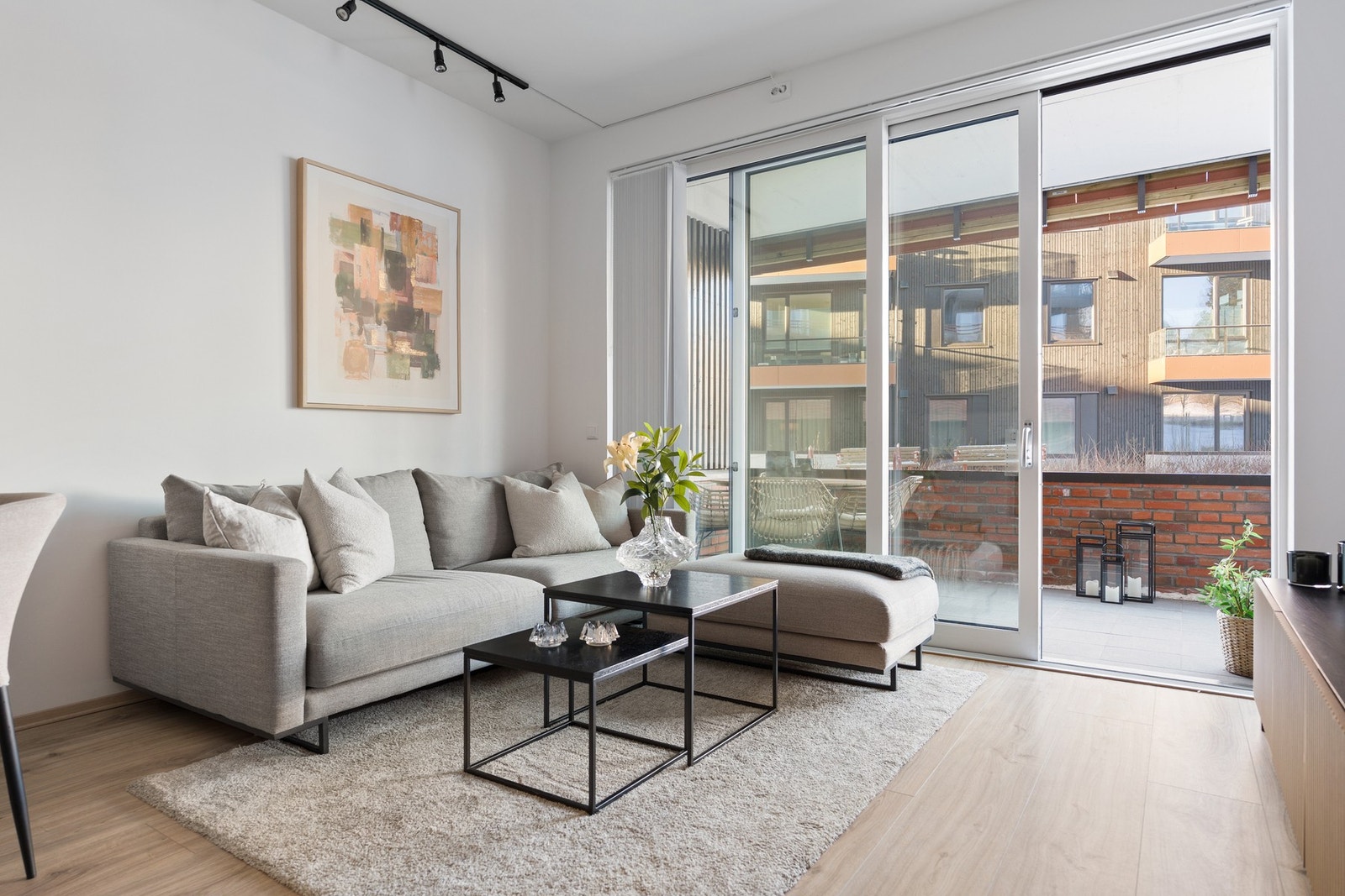 Boligen har oppvarming gjennom fjernvarme som for øvrig er inkludert i felleskostnadene. Galleribilde