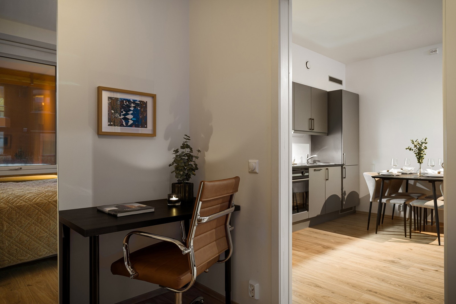 Fra stua og kjøkkenet har man tilgang til soverom på 8,8kvm. Galleribilde