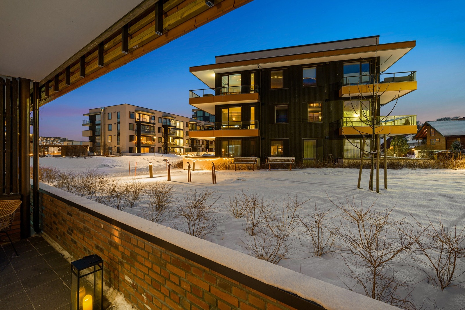 Terrassen er vendt mot stille og rolig friområde, med lite gjennomgangstrafikk. Galleribilde