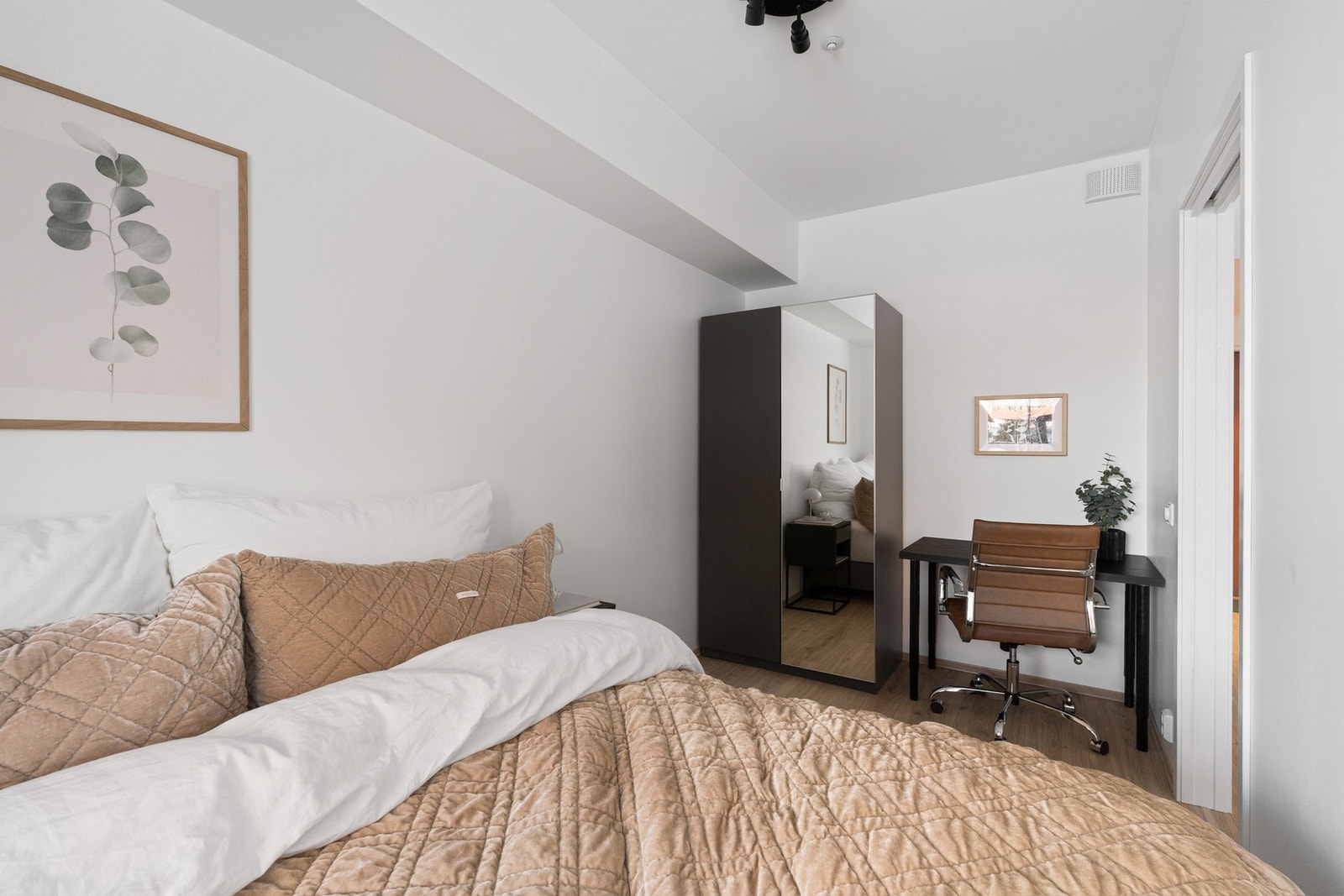 God plass til både dobbeltseng, skrivepult og garderobeskap. Galleribilde