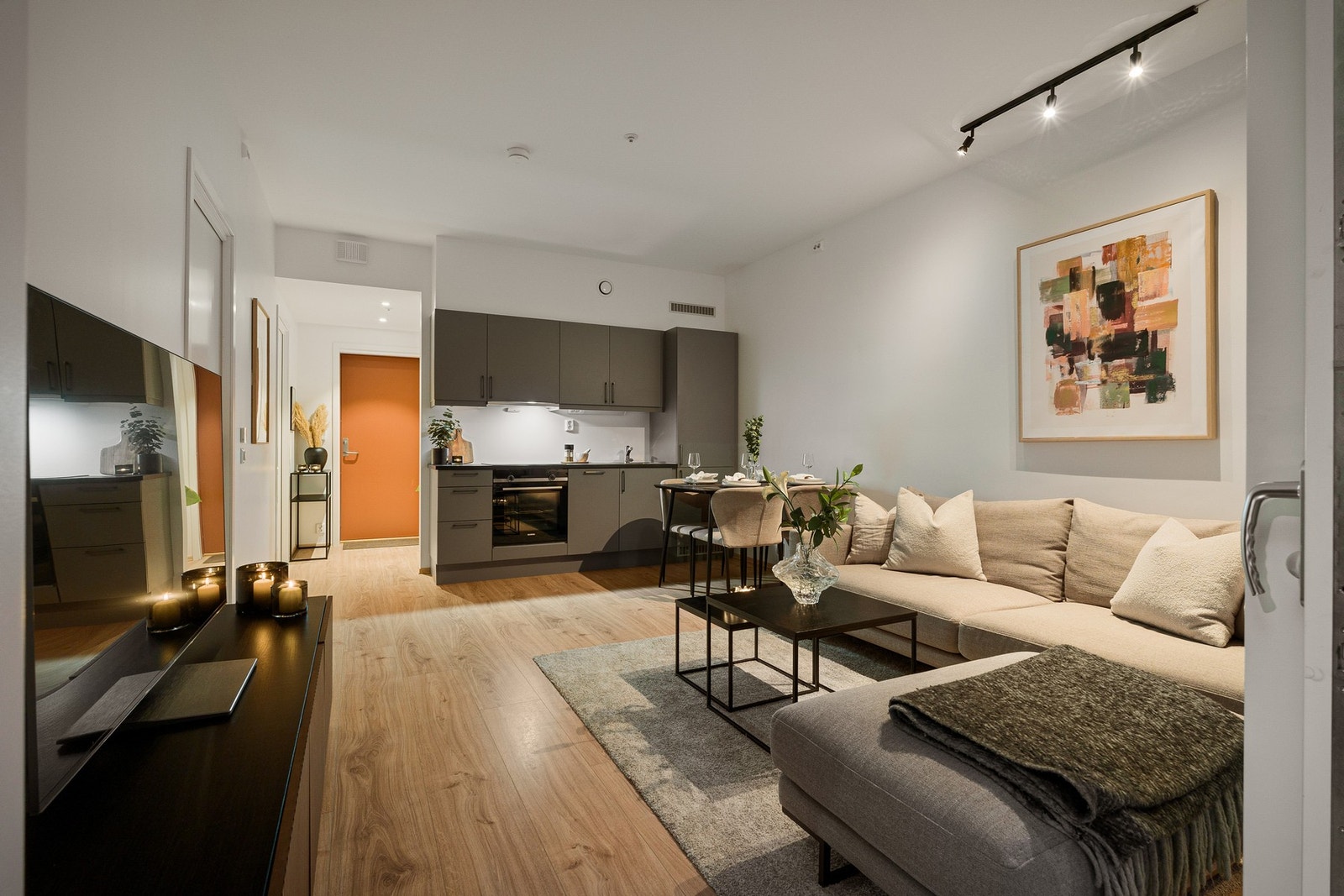 Den åpne løsningen mellom stua og kjøkkenet gir en god romfølelse. Galleribilde