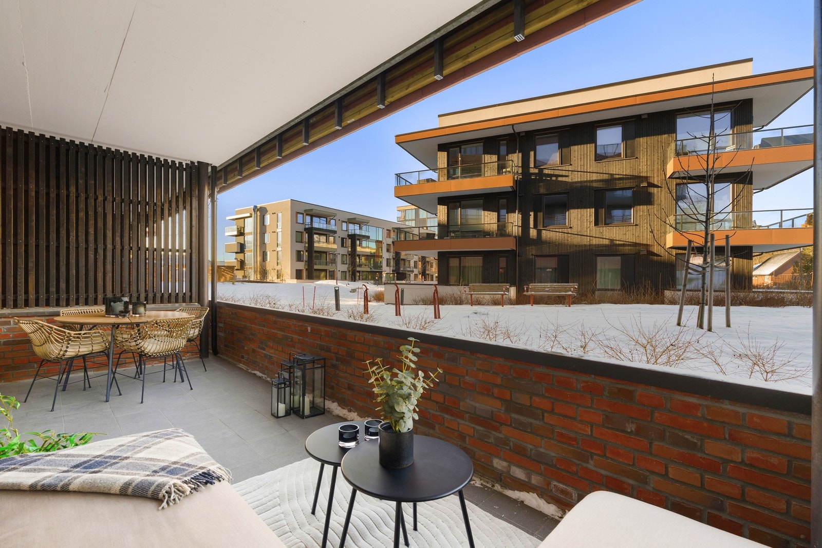 Terrassen er på hele 14 kvm og har rikelig med plass til ønsket utemøblement. Galleribilde