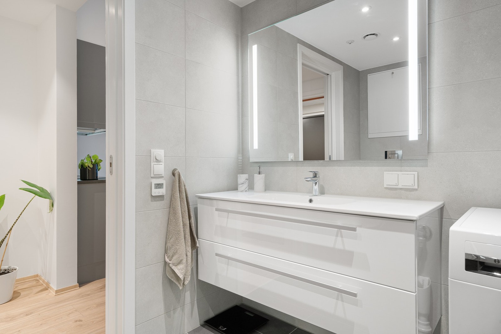 Rikelig med oppbevaringsplass i baderomsinnredning. Galleribilde