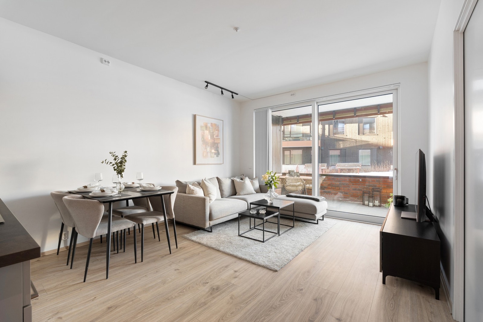 Lyse overflater kombinert med de store vindusflatene, bidrar til et rikelig innslipp av naturlig lys. Galleribilde