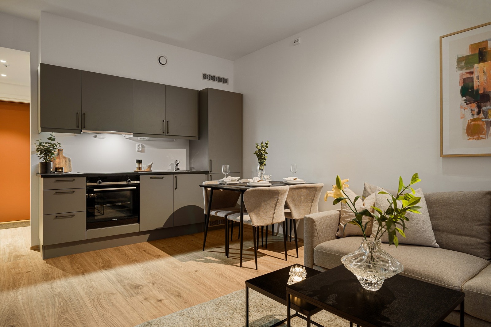 Spisebordet finner sin naturlig plass i overgangen mellom kjøkken og stue. Galleribilde