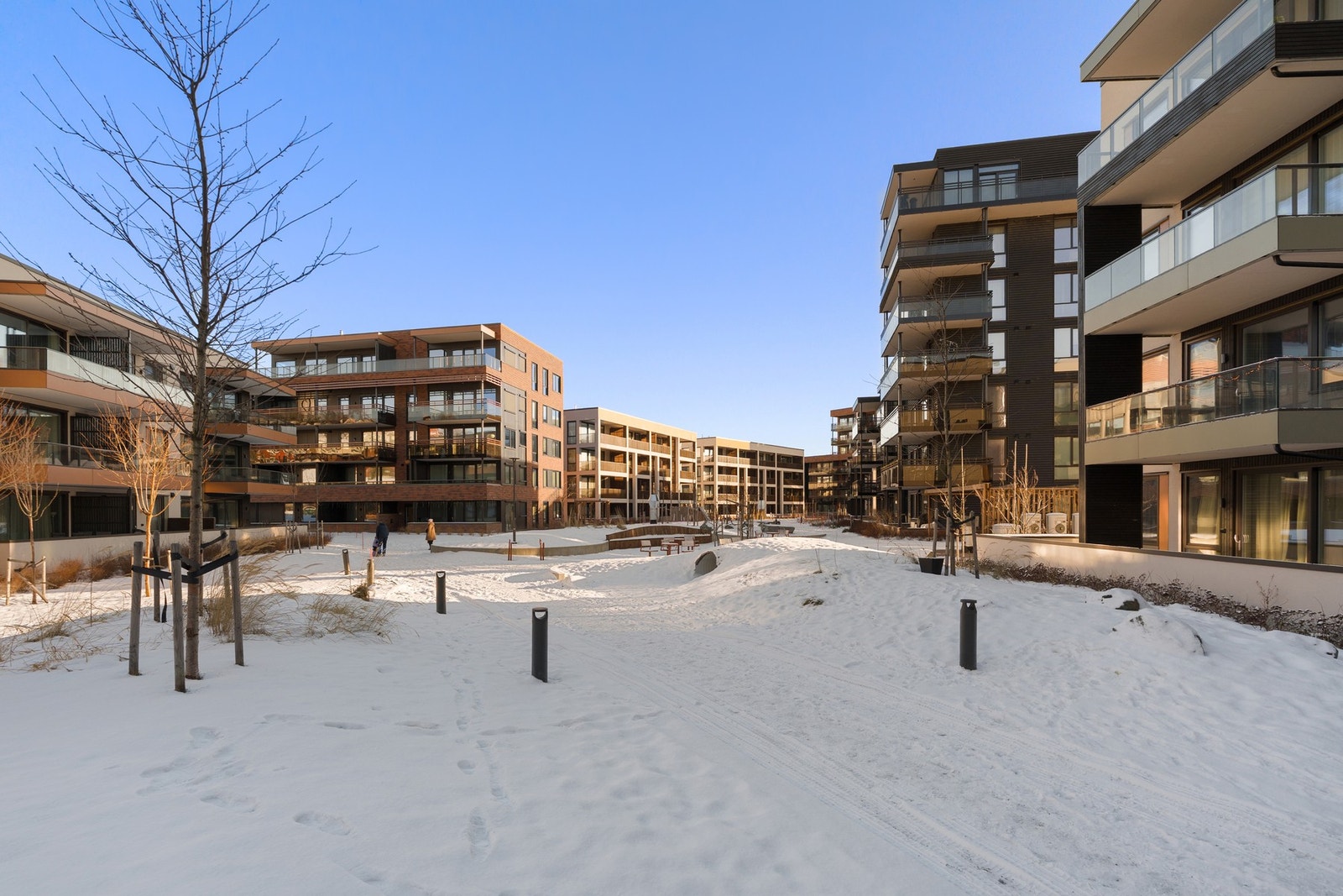 Uteområde med internveier, sittebenker og lekeplasser - ideelt for både store og små. Galleribilde