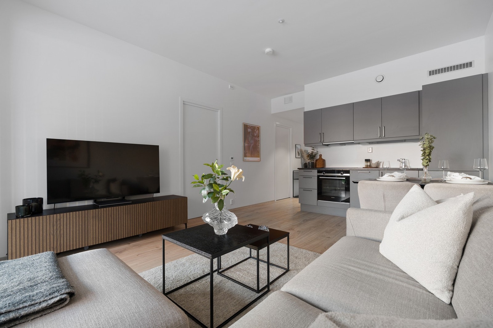 Leiligheten har vannbåren varme i gulvet på stua, kjøkkenet, badet og i gangen. Galleribilde