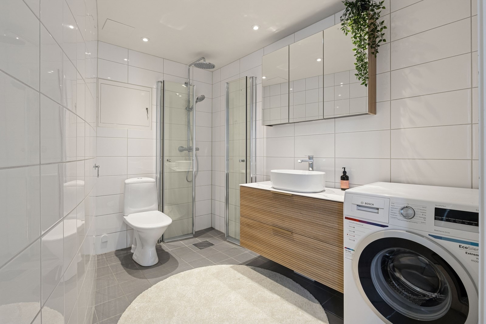 Badet, opprinnelig fra 2013, fungerer som et kombinert bad og vaskerom. Galleribilde