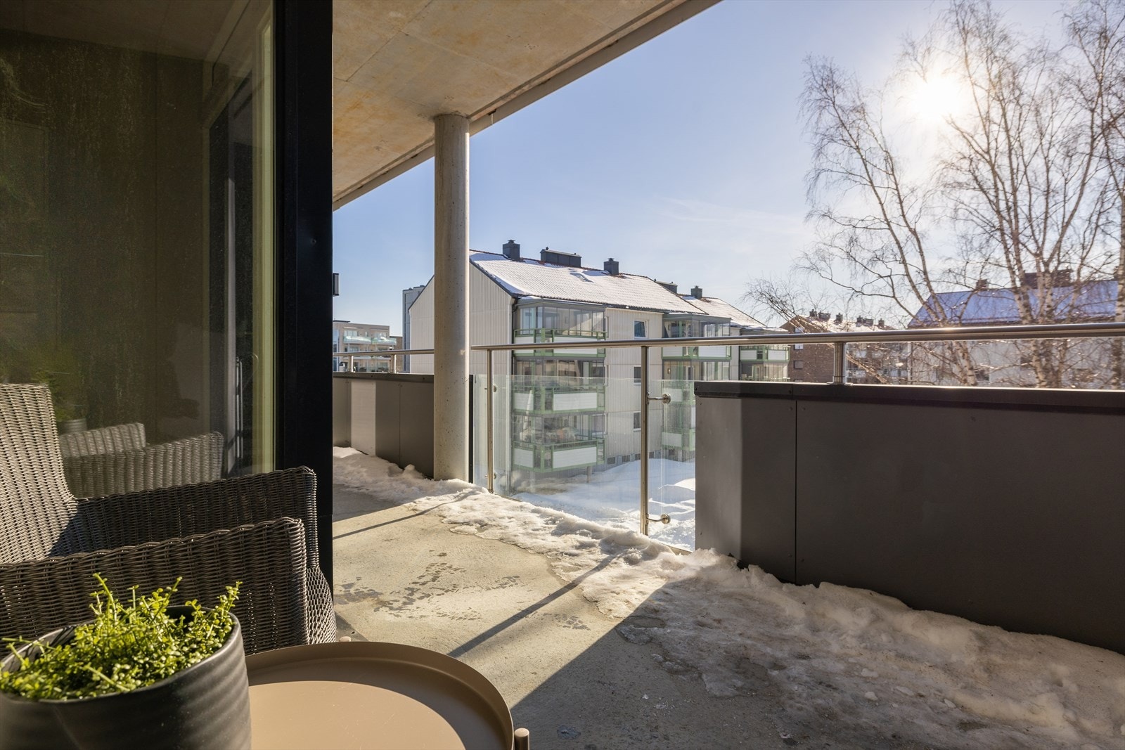 Lys og trivelig svalgang med sol gjennom hele dagen - et hyggelig uteområde rett utenfor leiligheten Galleribilde