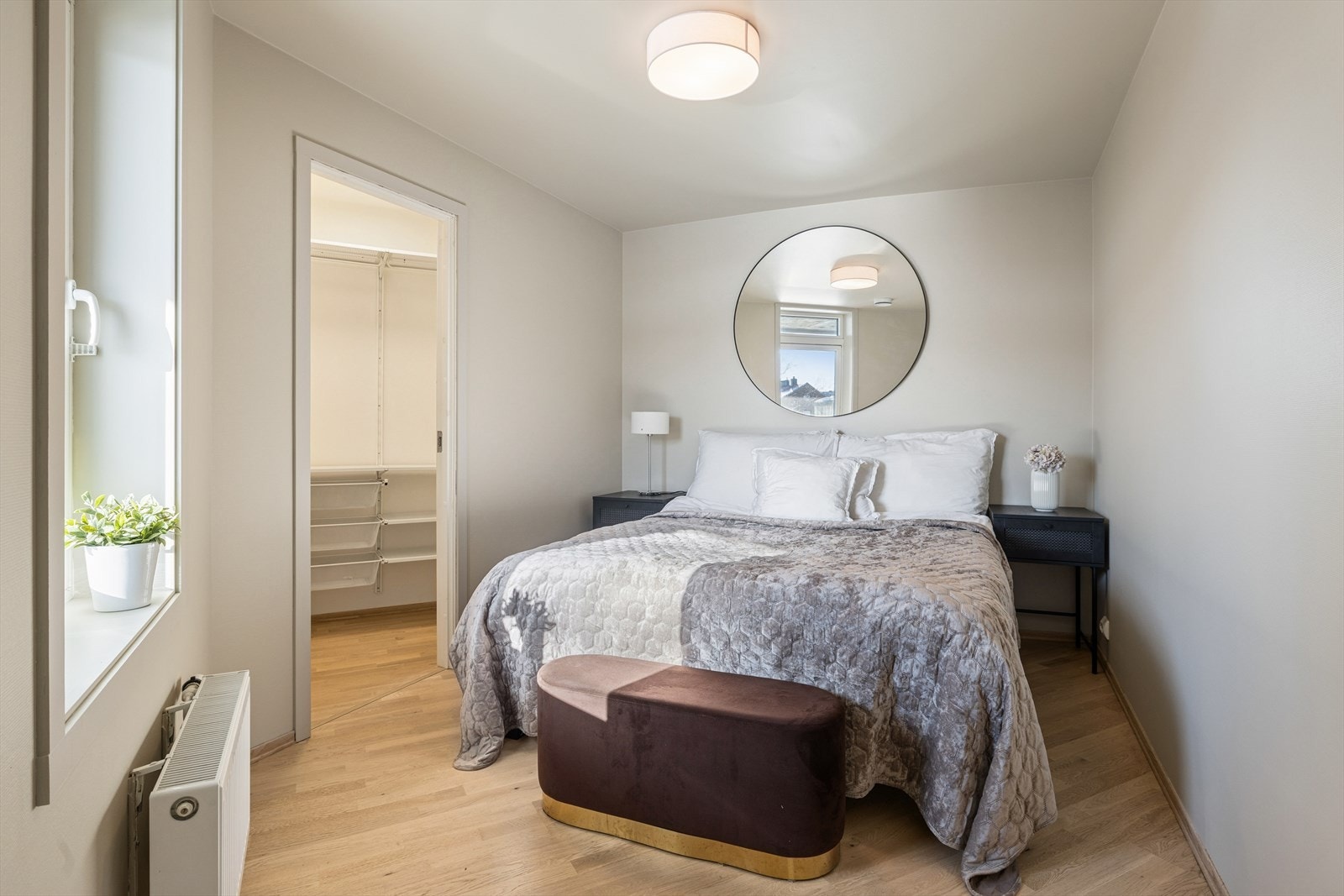 Soverommet holder samme stil og kvalitet som i resten av leiligheten, noe som gir et helhetlig og gjennomført uttrykk Galleribilde