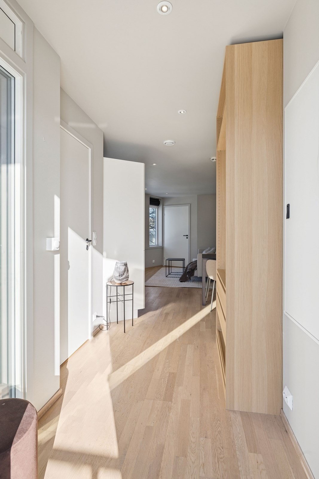 Leiligheten har svært gode lagringsmuligheter med effektiv garderobeløsning både i boden og i gangen, i tillegg til en tilhørende sportsbod i kjelleretasjen Galleribilde