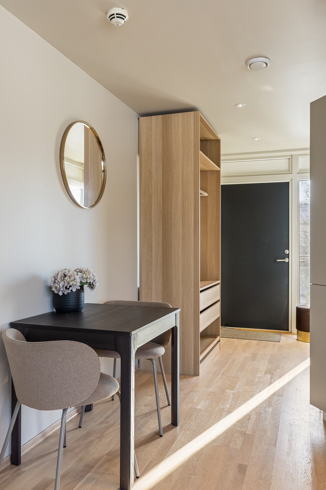 Leiligheten har en ny, plassbygd og smart garderobeløsning i gangen, montert i 2026 Galleribilde