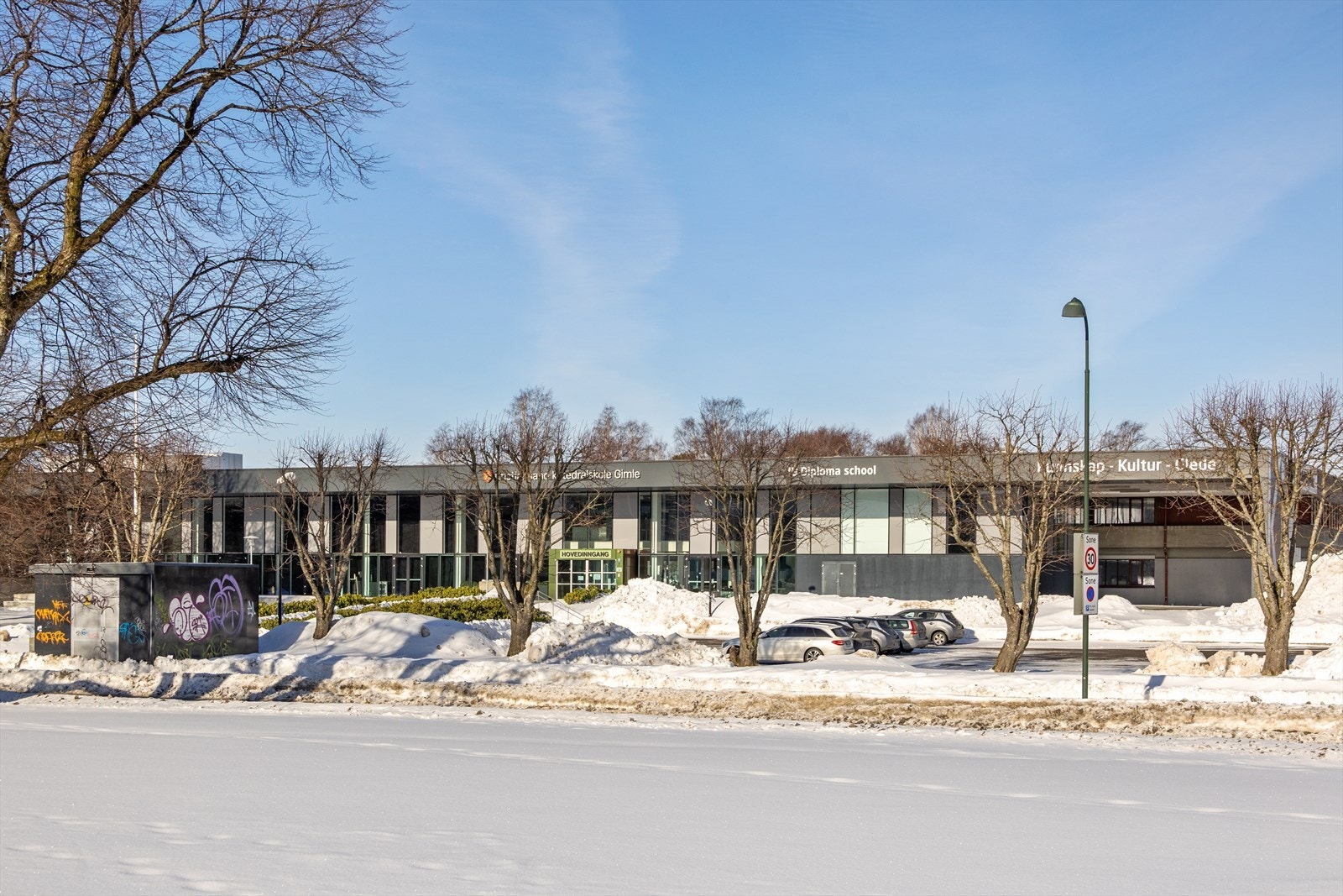 Fra boligen er det gangavstand til Universitetet i Agder (UiA), Spicheren treningssenter og Gimlehallen, samt flere kafeer og restauranter Galleribilde