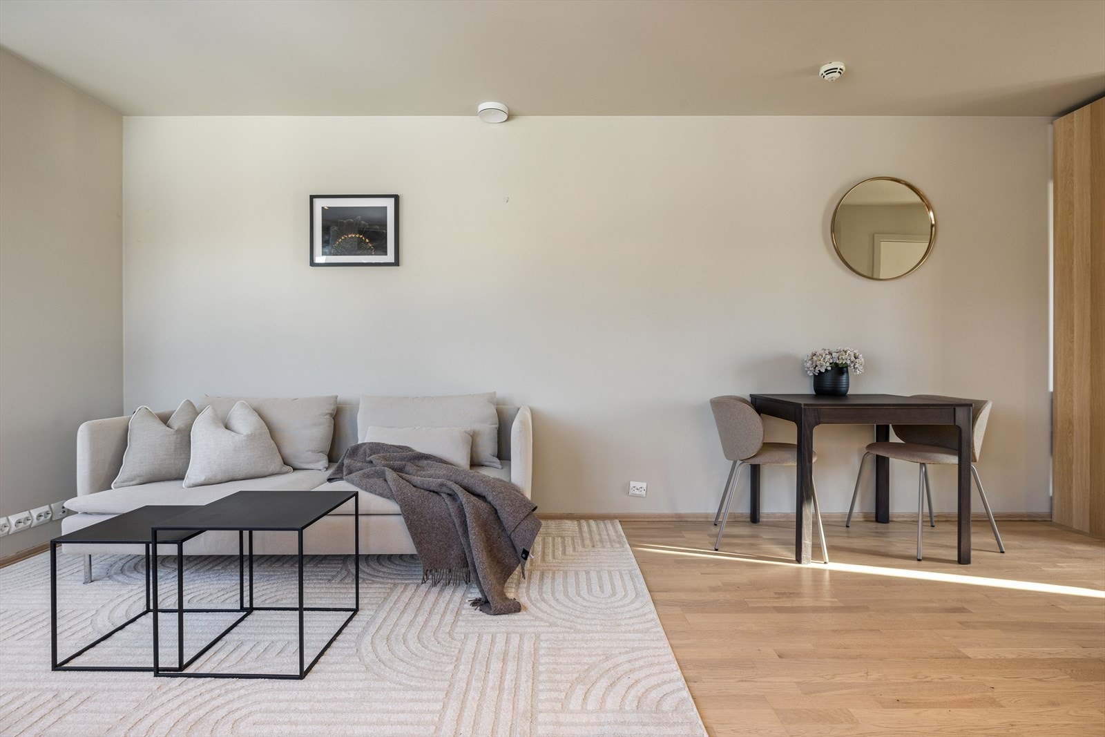 Leiligheten har klassisk parkett på gulvene, og alle overflater ble nymalt i 2026 Galleribilde