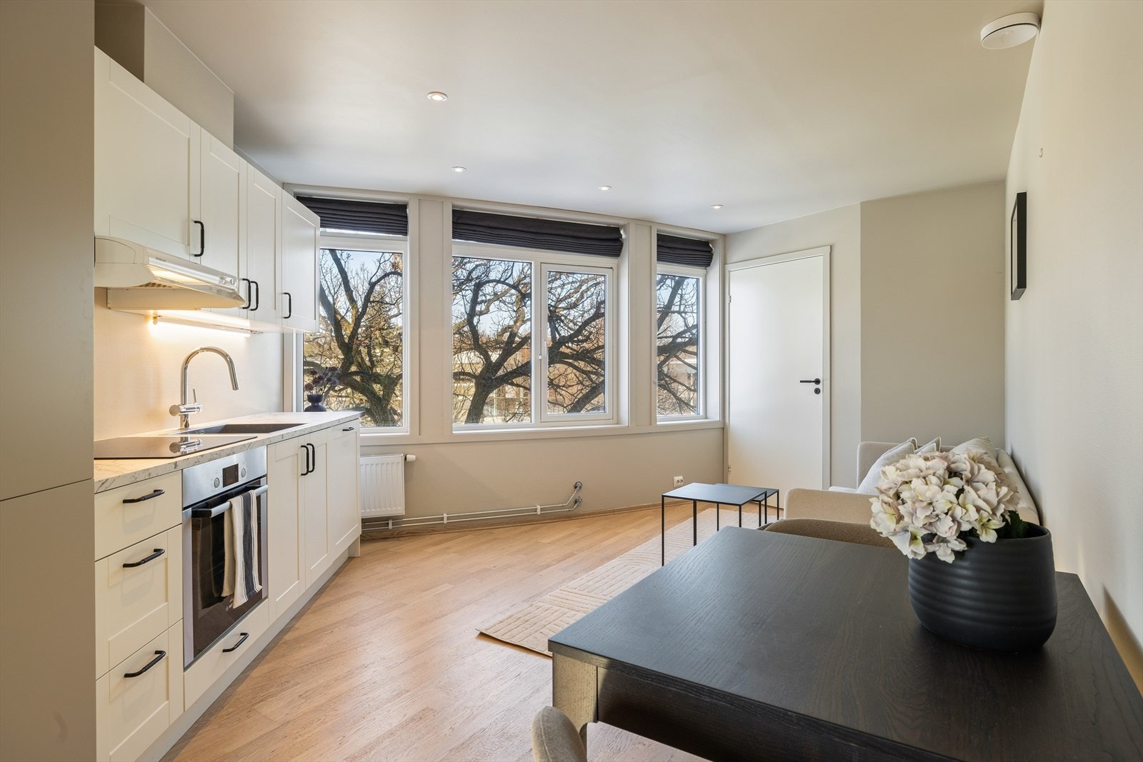 Strai-innredningen ble montert i 2013 og oppgradert i 2026 med ny benkeplate, nye håndtak, ny vask, armatur og nytt kjøl/frys. Galleribilde