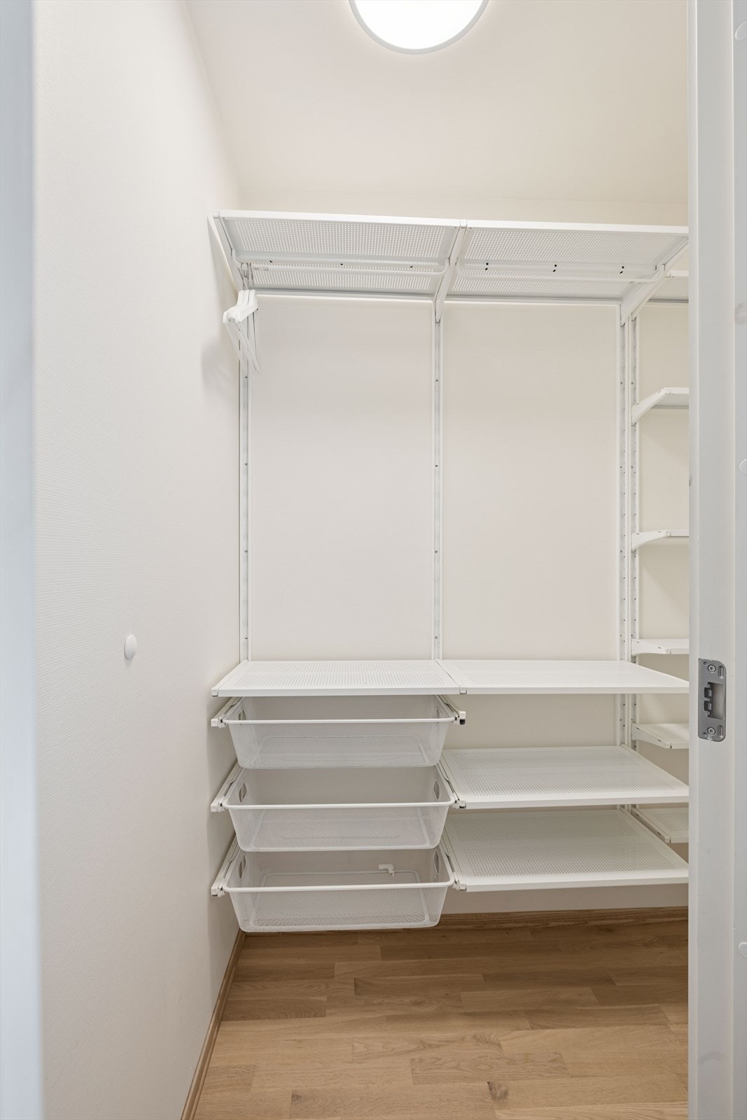 Praktisk bod innredet med smart garderobeløsning - hyller , heng og skuffer Galleribilde