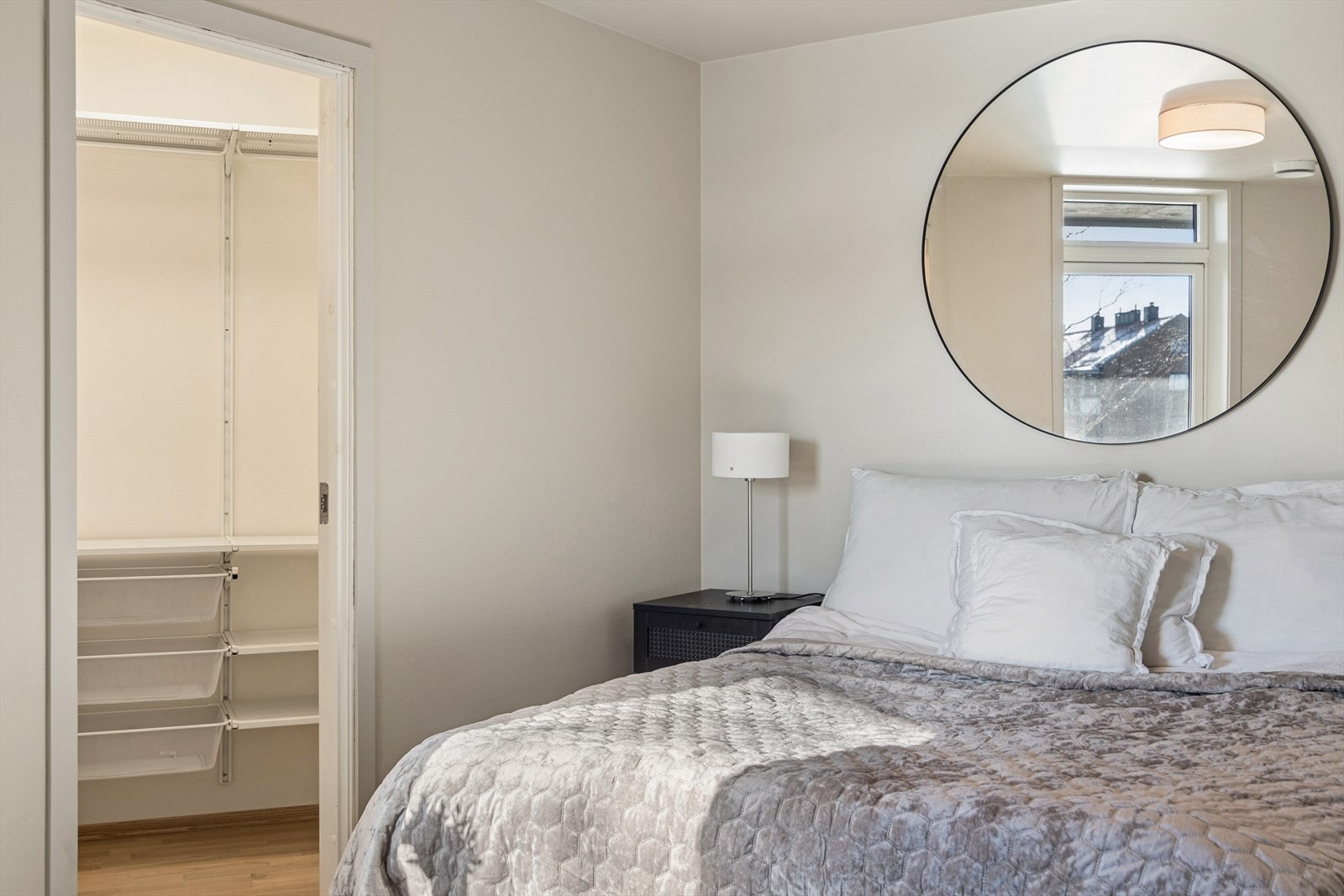 Leiligheten byr på et innbydende og romslig soverom med god plass til en stor seng samt øvrige møbler Galleribilde